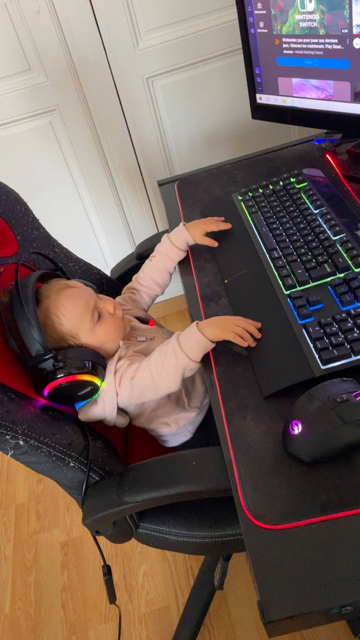 Violette a rejoint le concours — aidez-le/la à gagner de superbes lots ! audio_equipment, baby, chair, comfort, computer, computer_desk, computer_hardware, computer_keyboard, computer_monitor, desk, desktop_computer, engineering, gadget, input_device, office_equipment, output_device, peripheral, person, personal_computer, table