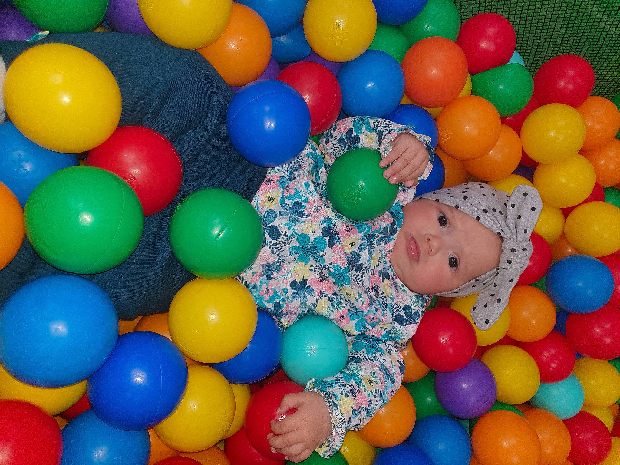 Neyla participe au concours pour gagner de l'argent avec cette photo : ball_pit, balloon, blue, child, circle, community, electric_blue, event, fun, headwear, human_settlement, leisure, party, party_supply, pattern, people, person, plastic, play, product