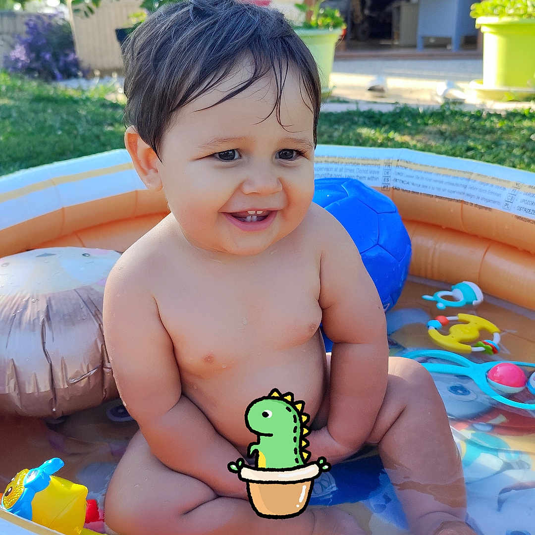 Sacha a rejoint le concours — aidez-le/la à gagner de superbes lots ! backyard, child, cute, face, grass, happy, head, inflatable_pool, nature, outdoor, playful, pool, sitting, skin, smiling, summer, sunlight, toddler, toy, water
