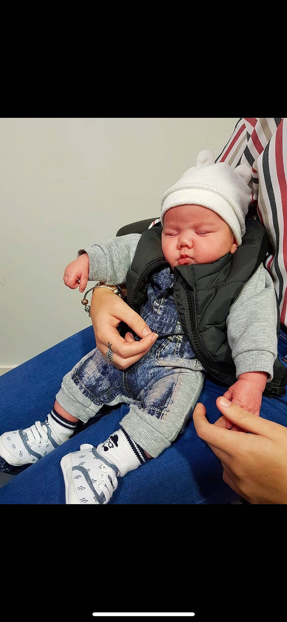 Këlyan participe au concours pour gagner de l'argent avec cette photo : baby, baby_toddler_clothing, cap, child, comfort, cool, electric_blue, fashion_accessory, flash_photography, fun, gesture, happy, headwear, knee, lap, leg, leisure, person, sitting, sleeve