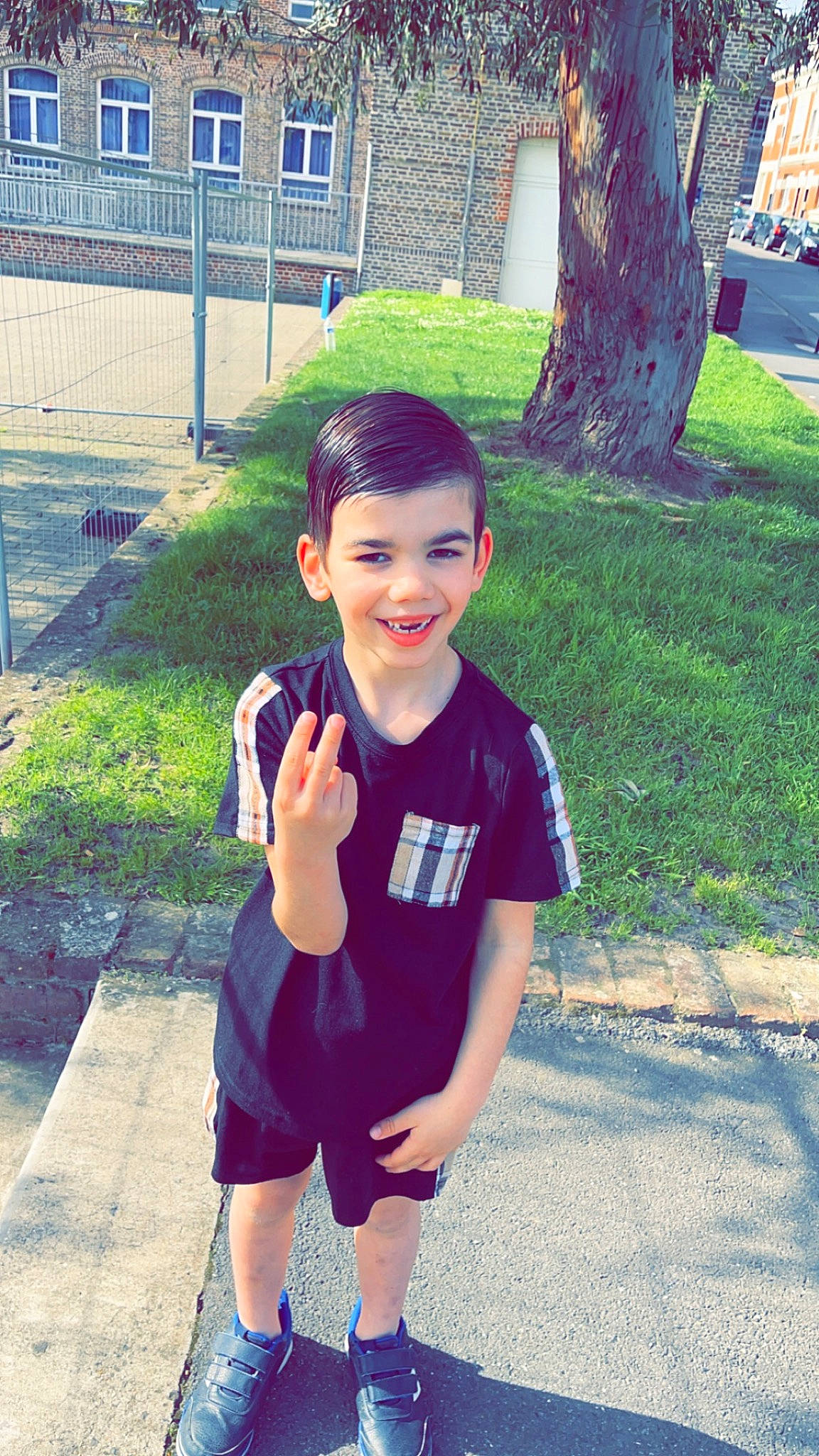 Këlyan participe au concours pour gagner de l'argent avec cette photo : child, city, electric_blue, eye, fun, grass, happy, joy, leisure, person, plant, play, recreation, shorts, sitting, sleeve, smile, t_shirt, toddler, tree