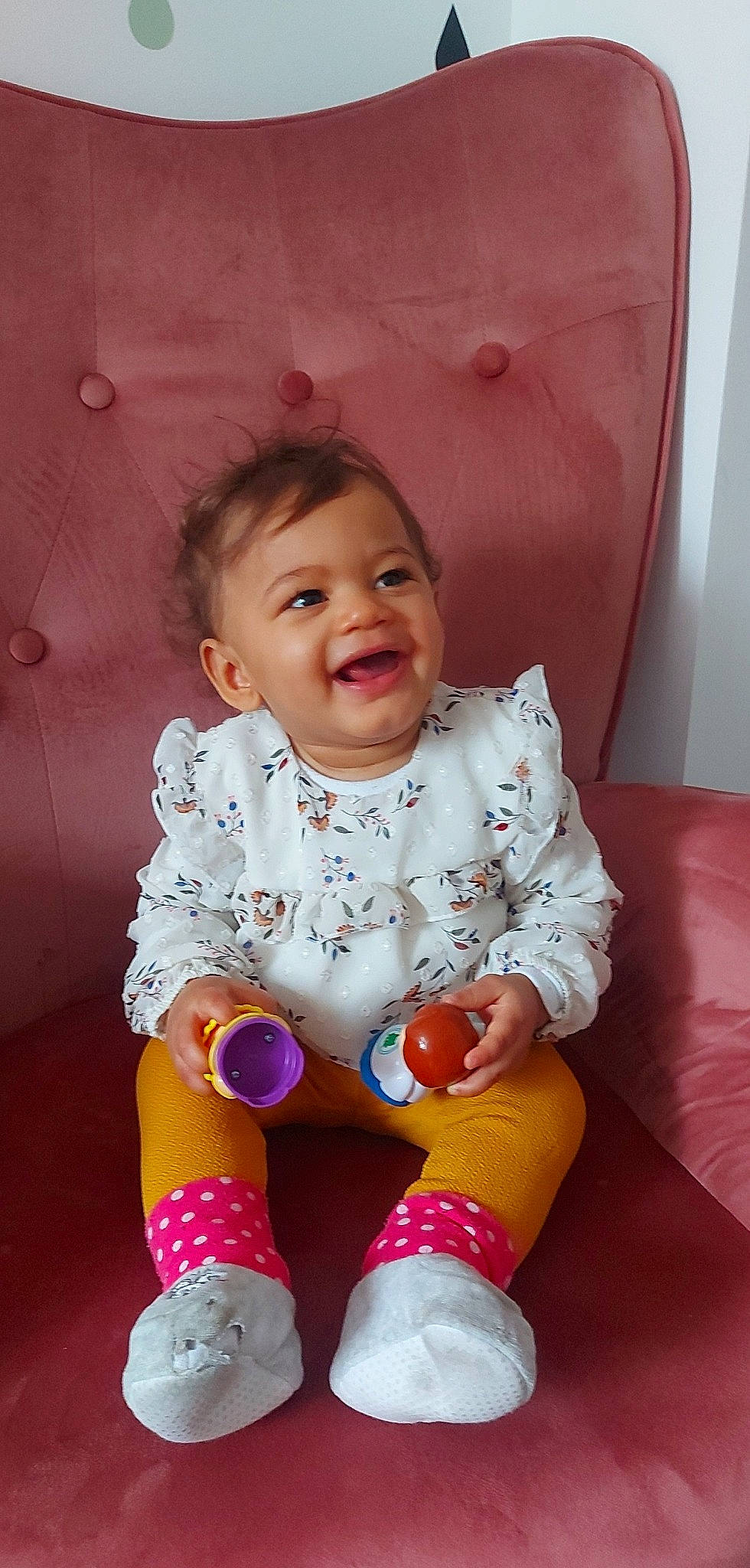 Théséa participe au concours pour gagner de l'argent avec cette photo : arm, baby, baby_toddler_clothing, cheek, dress, eye, face, happy, head, human_body, iris, lip, mouth, organ, person, pink, skin, sleeve, smile, standing