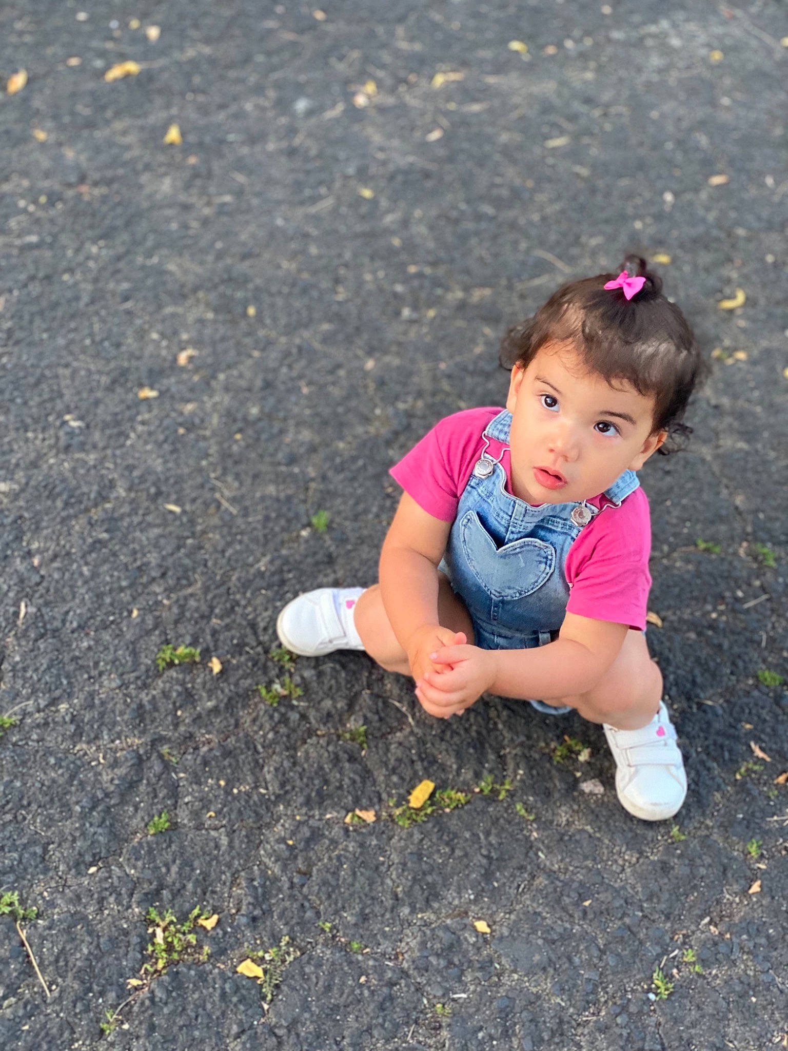Jenna participe au concours pour gagner de l'argent avec cette photo : asphalt, baby_toddler_clothing, child, fun, grass, happy, head, human_leg, leg, leisure, magenta, people_in_nature, person, road_surface, sand, sitting, soil, sunlight, surprise, tar