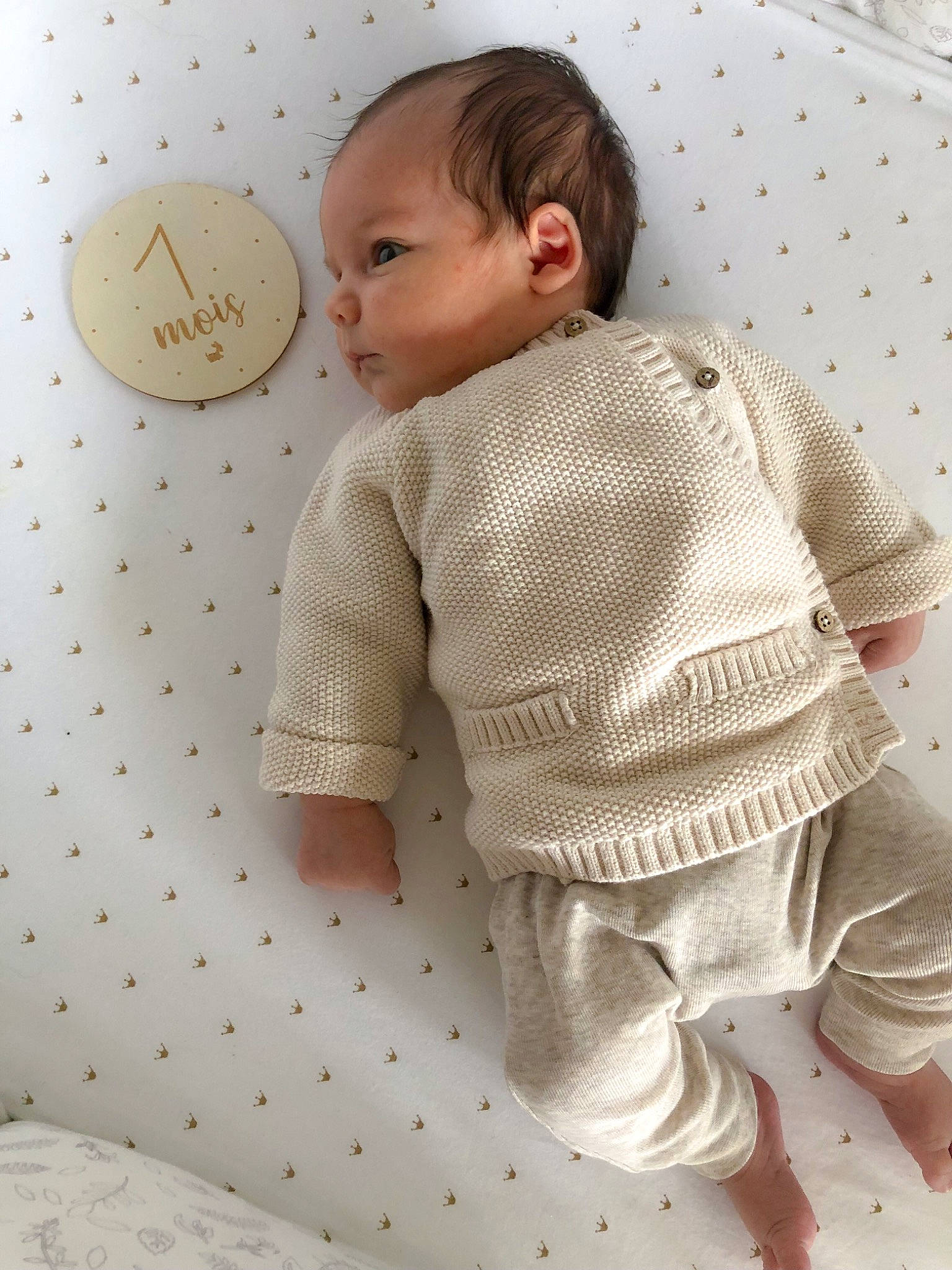 Tyam a rejoint le concours — aidez-le/la à gagner de superbes lots ! baby, baby_products, baby_sleeping, baby_toddler_clothing, bedding, child, circle, comfort, flooring, linens, outerwear, pattern, person, product, room, sitting, sleeve, t_shirt, textile, toddler
