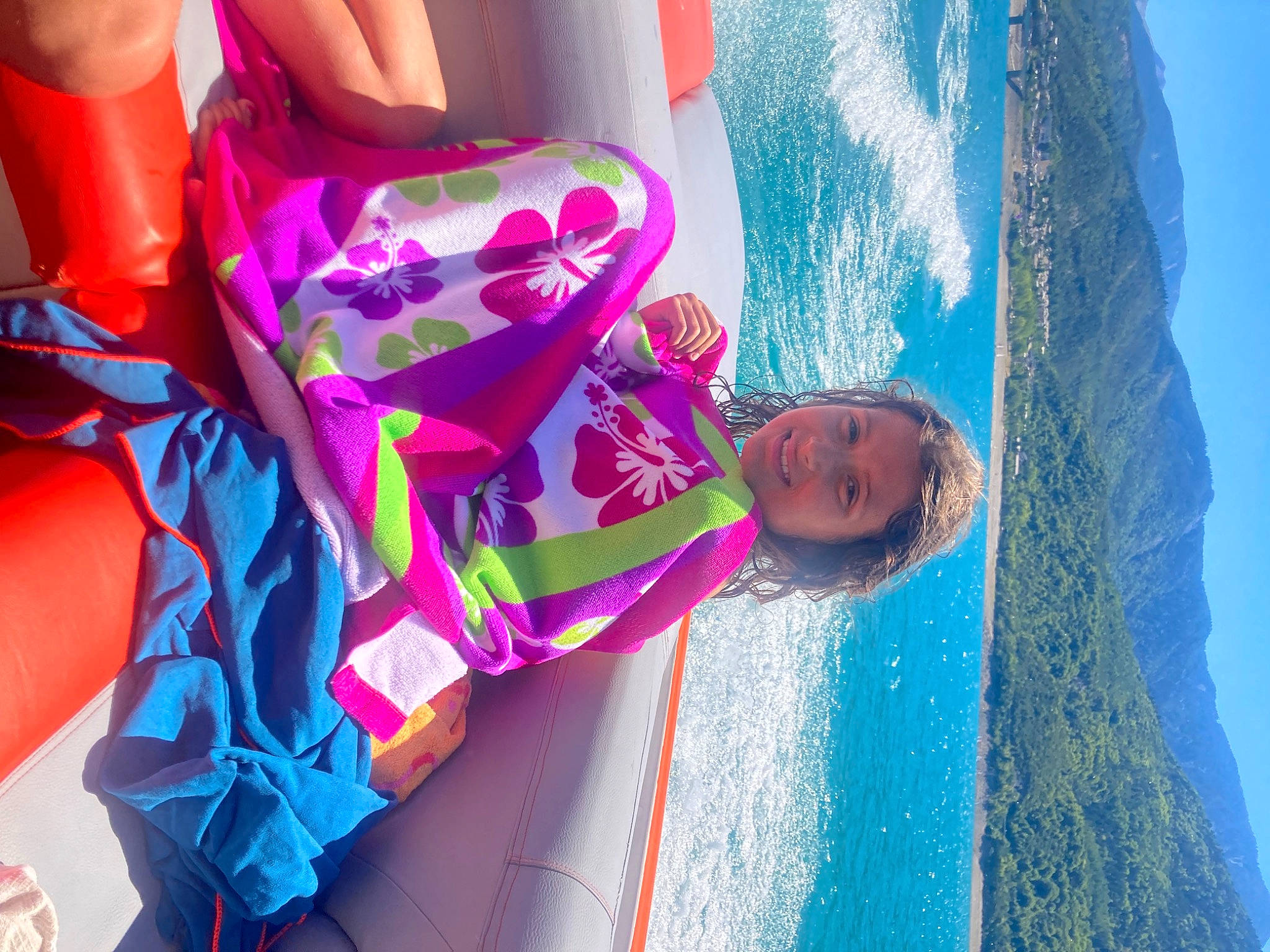 Chiara participe au concours pour gagner de l'argent avec cette photo : aqua, azure, beauty, blue, carmine, electric_blue, fun, happy, headwear, human_leg, joy, leisure, light, magenta, pattern, person, pink, purple, recreation, red