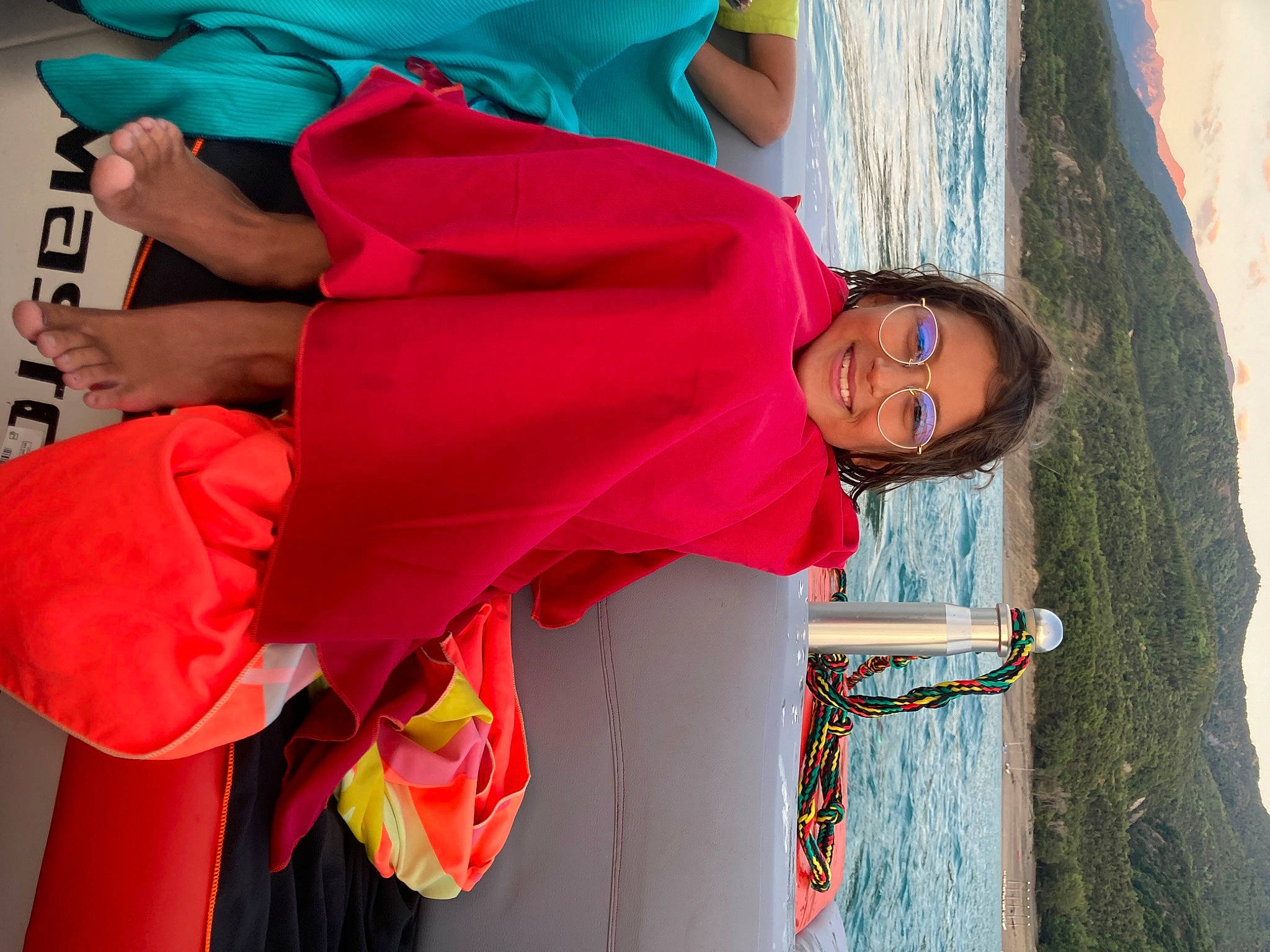 Chiara a rejoint le concours — aidez-le/la à gagner de superbes lots ! blue, elbow, electric_blue, event, eyewear, fun, happy, joy, leisure, magenta, person, pink, recreation, red, sky, sleeve, smile, sportswear, t_shirt, tree