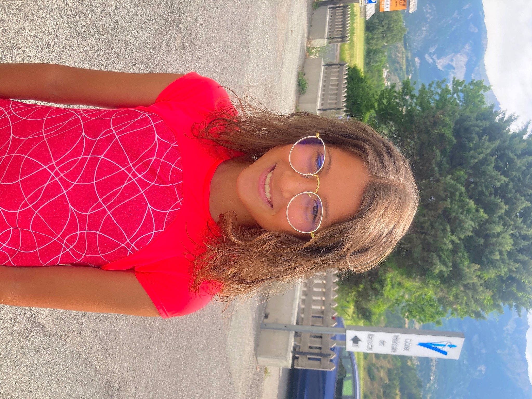 Chiara participe au concours pour gagner de l'argent avec cette photo : electric_blue, eyewear, fun, glasses, grass, happy, human_leg, joy, leisure, long_hair, magenta, person, plant, shoulder, sky, sleeve, smile, thigh, travel, tree