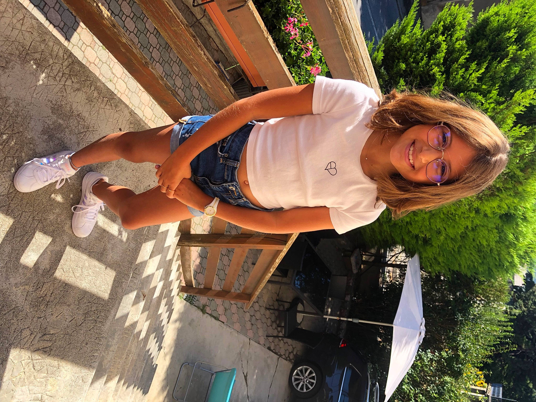 Chiara a rejoint le concours — aidez-le/la à gagner de superbes lots ! electric_blue, eyewear, fun, grass, happy, human_leg, joy, leisure, person, plant, sandal, shorts, smile, sunglasses, thigh, tree, vacation, waist