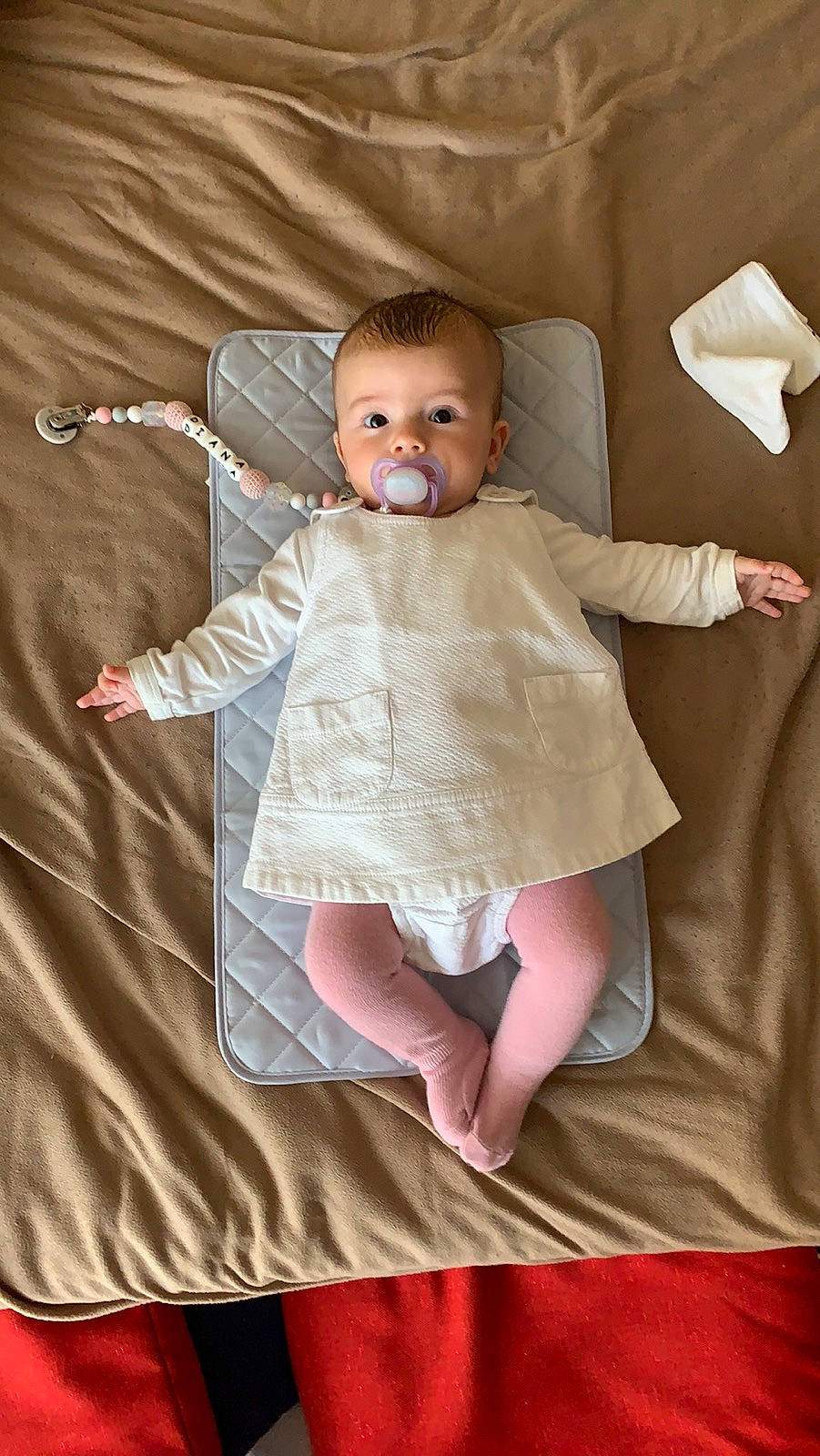 Diana a rejoint le concours — aidez-le/la à gagner de superbes lots ! baby, baby_toddler_clothing, cheek, child, comfort, dress, finger, gesture, hand, happy, head, linens, mammal, person, pink, product, skin, sleeve, standing, textile