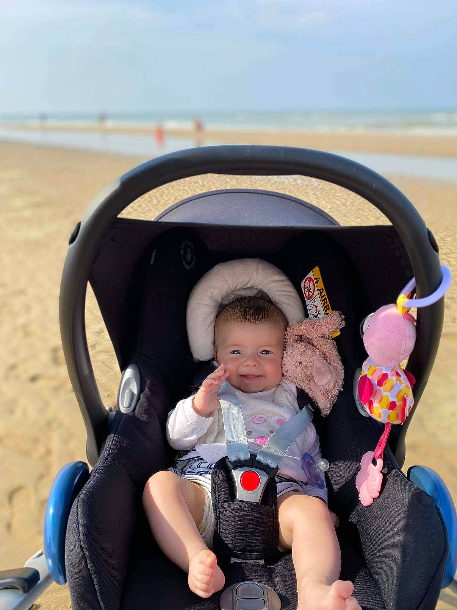 Diana participe au concours pour gagner de l'argent avec cette photo : auto_part, baby, baby_carriage, baby_products, baby_safety, baby_toddler_clothing, car_seat, chair, child, comfort, fashion_accessory, fun, happy, joy, leisure, person, personal_protective_equipment, recreation, sitting, sky
