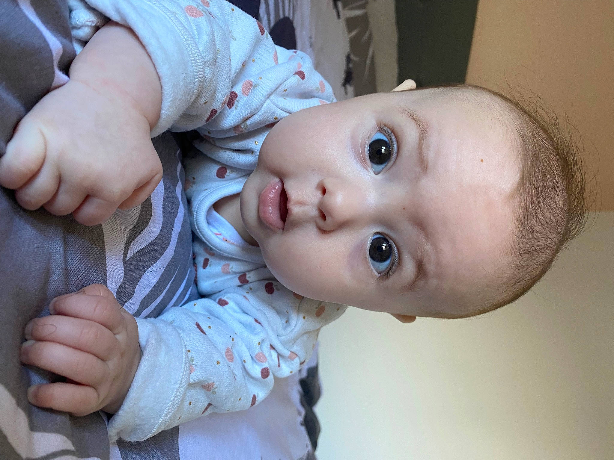 Mia a rejoint le concours — aidez-le/la à gagner de superbes lots ! arm, baby, baby_toddler_clothing, cheek, chest, child, collar, elbow, eye, eyelash, gesture, happy, iris, lip, mouth, nose, person, skin, sleeve, surprise