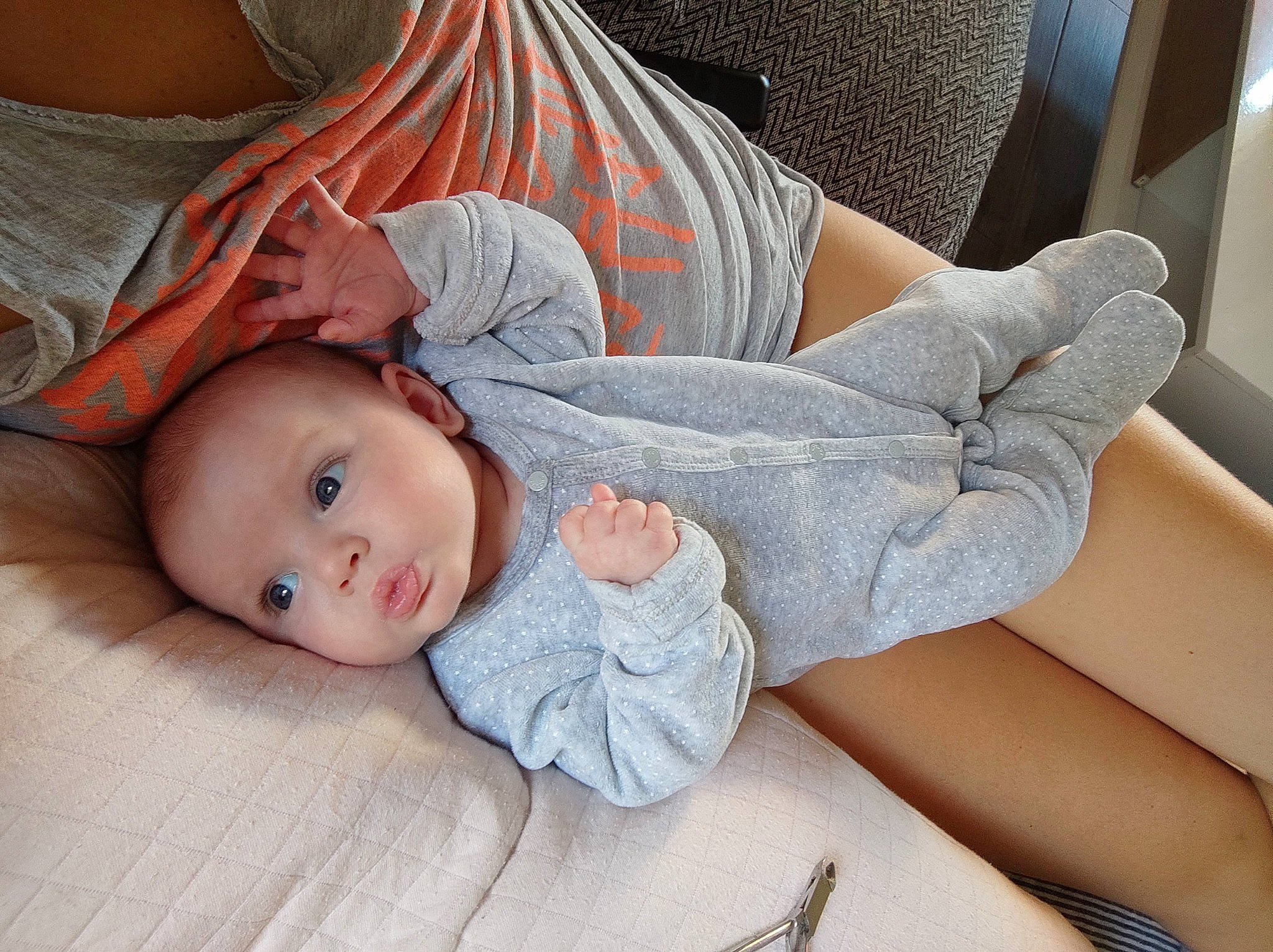 Romy participe au concours pour gagner de l'argent avec cette photo : baby, baby_products, baby_toddler_clothing, cheek, child, comfort, eye, face, hand, head, human_body, human_leg, linens, pattern, person, portrait_photography, sitting, skin, sleeve, toddler