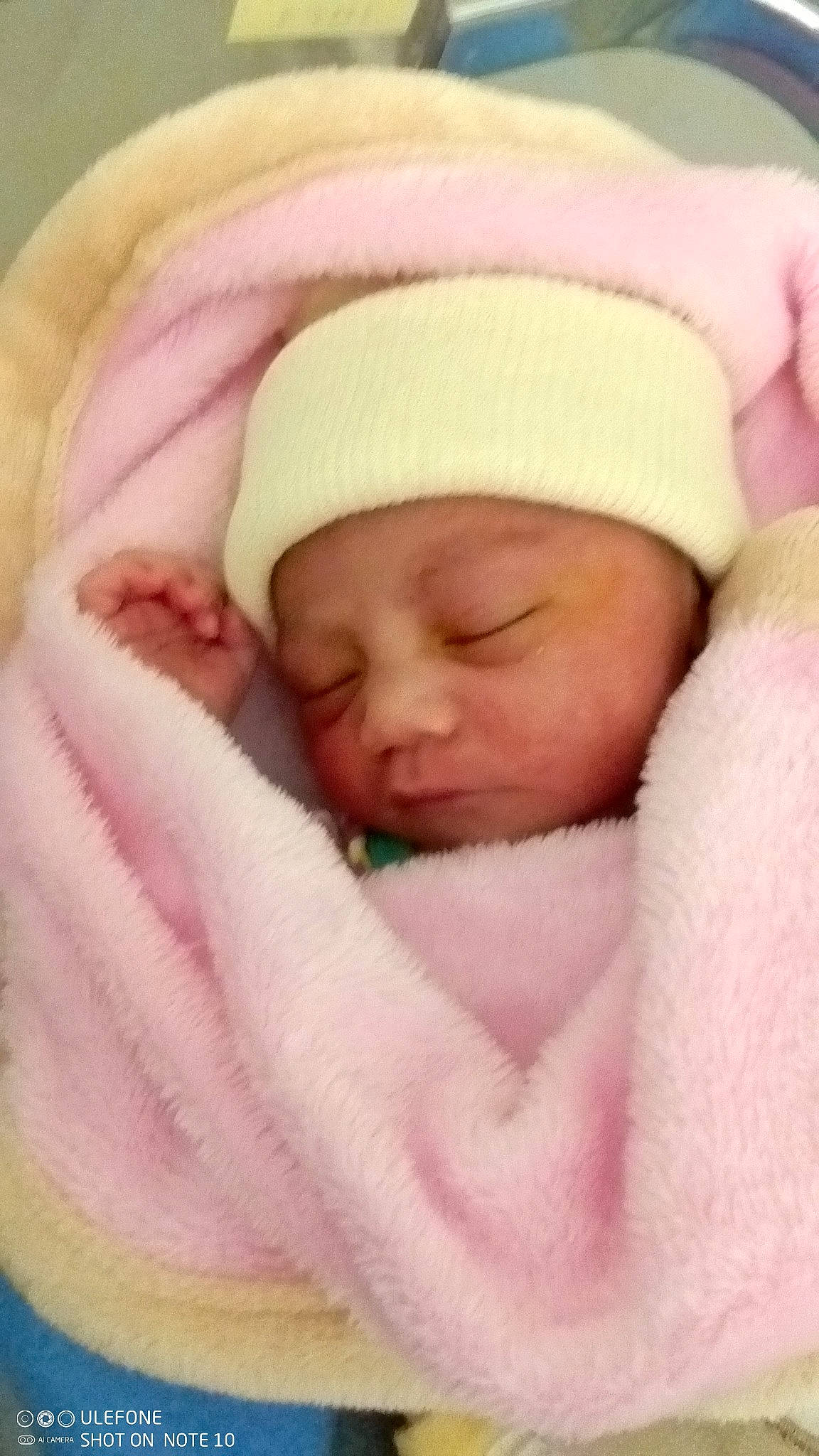 Cattleya participe au concours pour gagner de l'argent avec cette photo : baby, baby_sleeping, baby_toddler_clothing, bedtime, carmine, child, comfort, headwear, linens, peach, person, pink, skin, thumb, toddler, towel