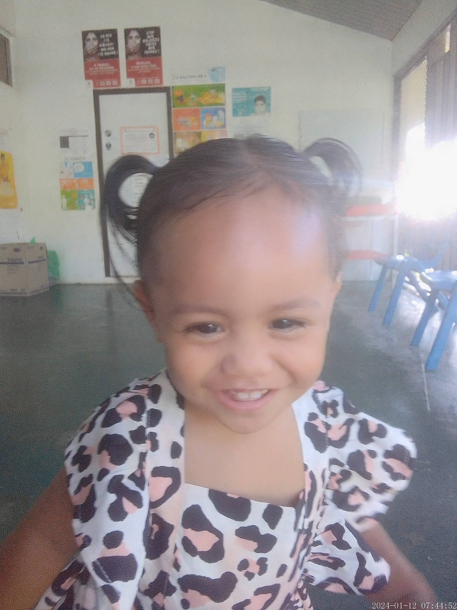 Cattleya participe au concours pour gagner de l'argent avec cette photo : chair, cheek, child, chin, ear, eyelash, forehead, fun, happy, iris, joy, nose, pattern, person, picture_frame, room, skin, smile, t_shirt, toddler