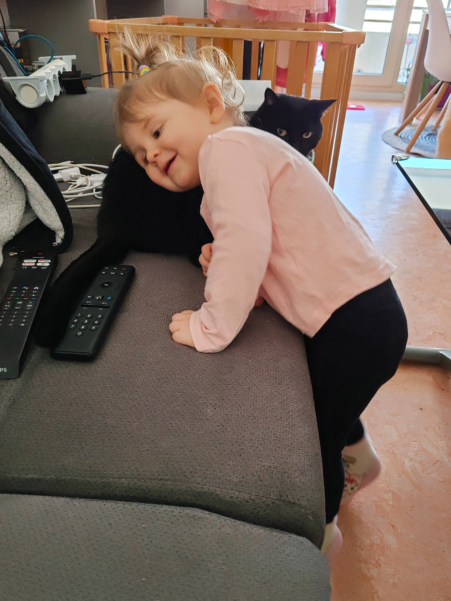 Théa participe au concours pour gagner de l'argent avec cette photo : baby, baby_toddler_clothing, car_seat, chair, child, comfort, flooring, foot, hardwood, human_leg, joy, knee, lap, person, room, sitting, sleeve, smile, sock, thigh