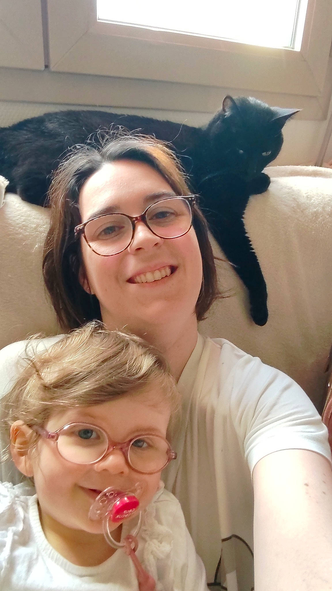 Théa a rejoint le concours — aidez-le/la à gagner de superbes lots ! carnivore, cat, eyewear, facial_expression, felidae, friendship, fun, gesture, glasses, happy, head, interaction, iris, joy, mouth, person, skin, small_to_medium_sized_cats, smile, snapshot