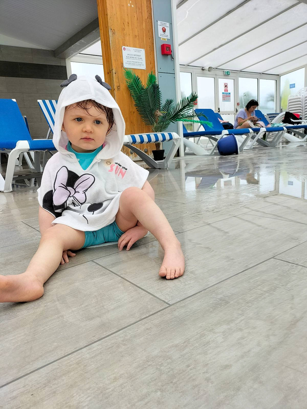 Théa participe au concours pour gagner de l'argent avec cette photo : barefoot, chair, child, floor, flooring, foot, fun, happy, hardwood, headwear, human_leg, knee, leisure, person, plant, shorts, sitting, t_shirt, thigh, toddler