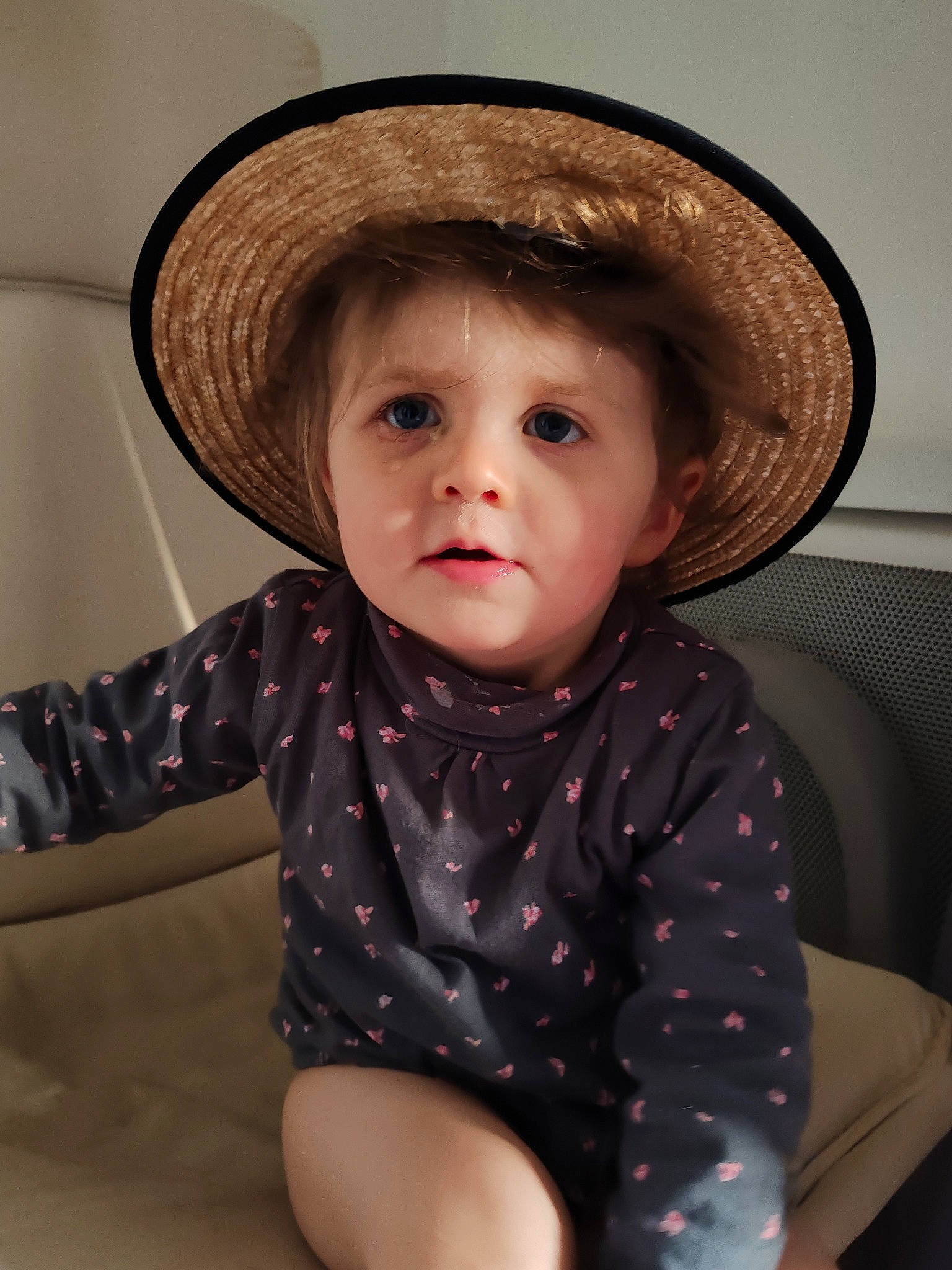 Théa participe au concours pour gagner de l'argent avec cette photo : baby, baby_toddler_clothing, cheek, child, collar, costume_hat, eyelash, flash_photography, fun, happy, hat, human_body, iris, lip, neck, person, skin, sleeve, standing, sun_hat