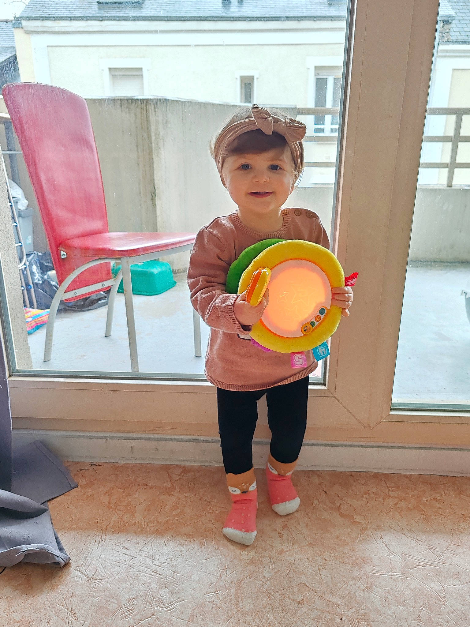 Théa participe au concours pour gagner de l'argent avec cette photo : armrest, baby, baby_toddler_clothing, chair, child, flooring, fun, furniture, happy, hat, headwear, joy, leisure, party_supply, person, play, sitting, stuffed_toy, t_shirt, thigh