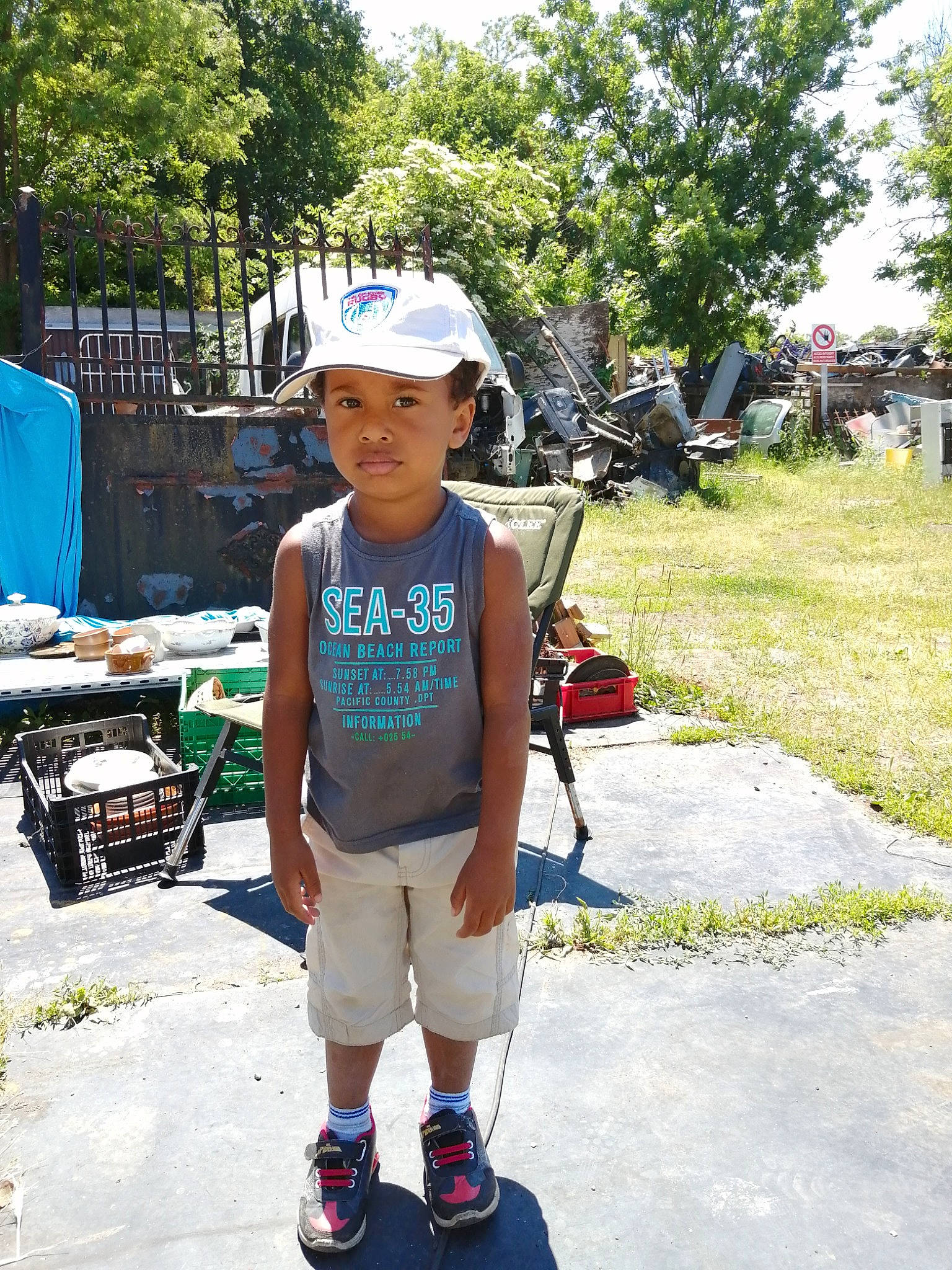 Mathias a rejoint le concours — aidez-le/la à gagner de superbes lots ! child, footwear, headwear, leisure, person, plant, play, recreation, shoe, shorts, smile, summer, t_shirt, toddler, tourism, tree, vacation