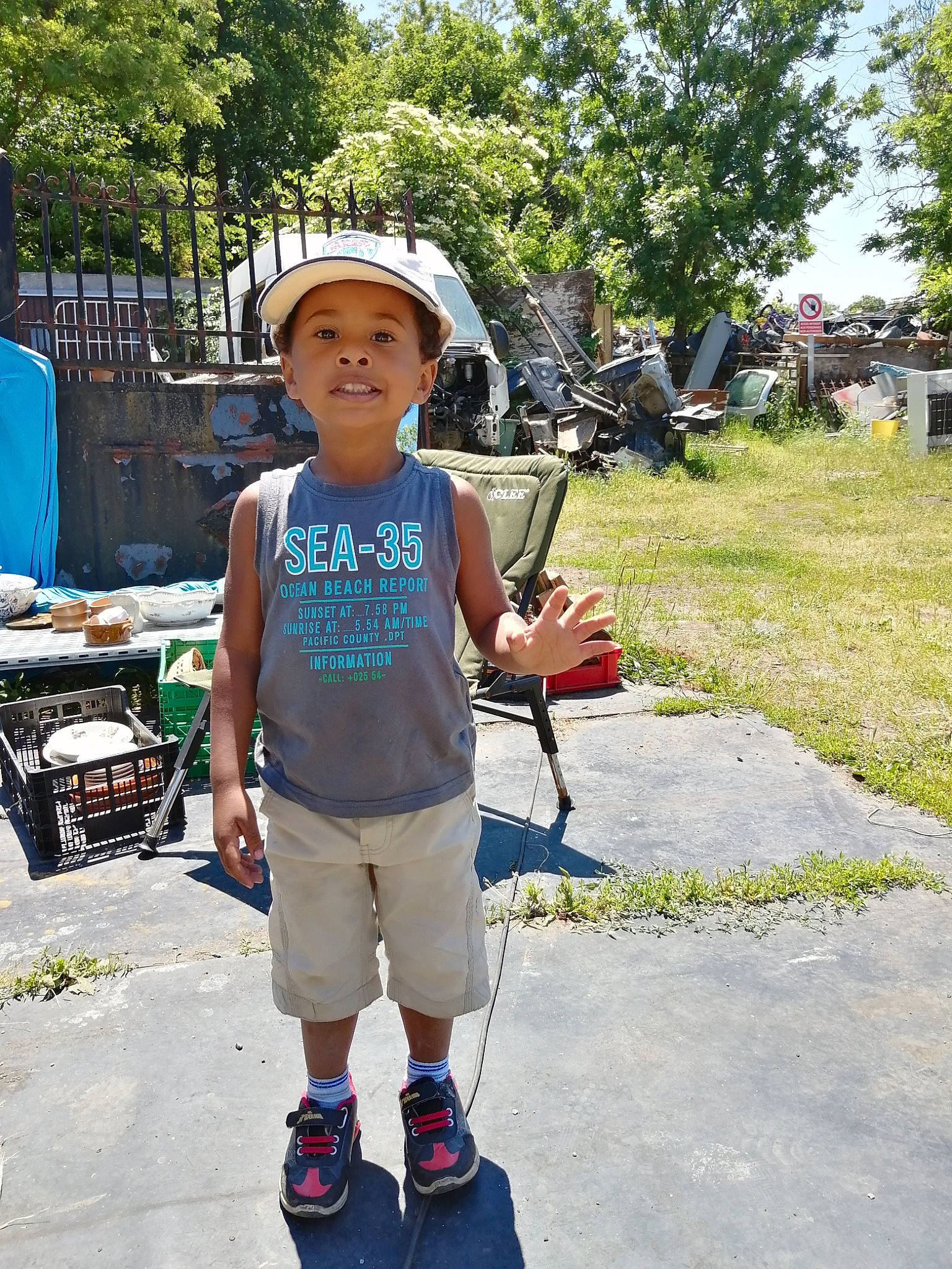 Mathias participe au concours pour gagner de l'argent avec cette photo : child, headwear, joy, kick_scooter, person, recreation, smile, vacation