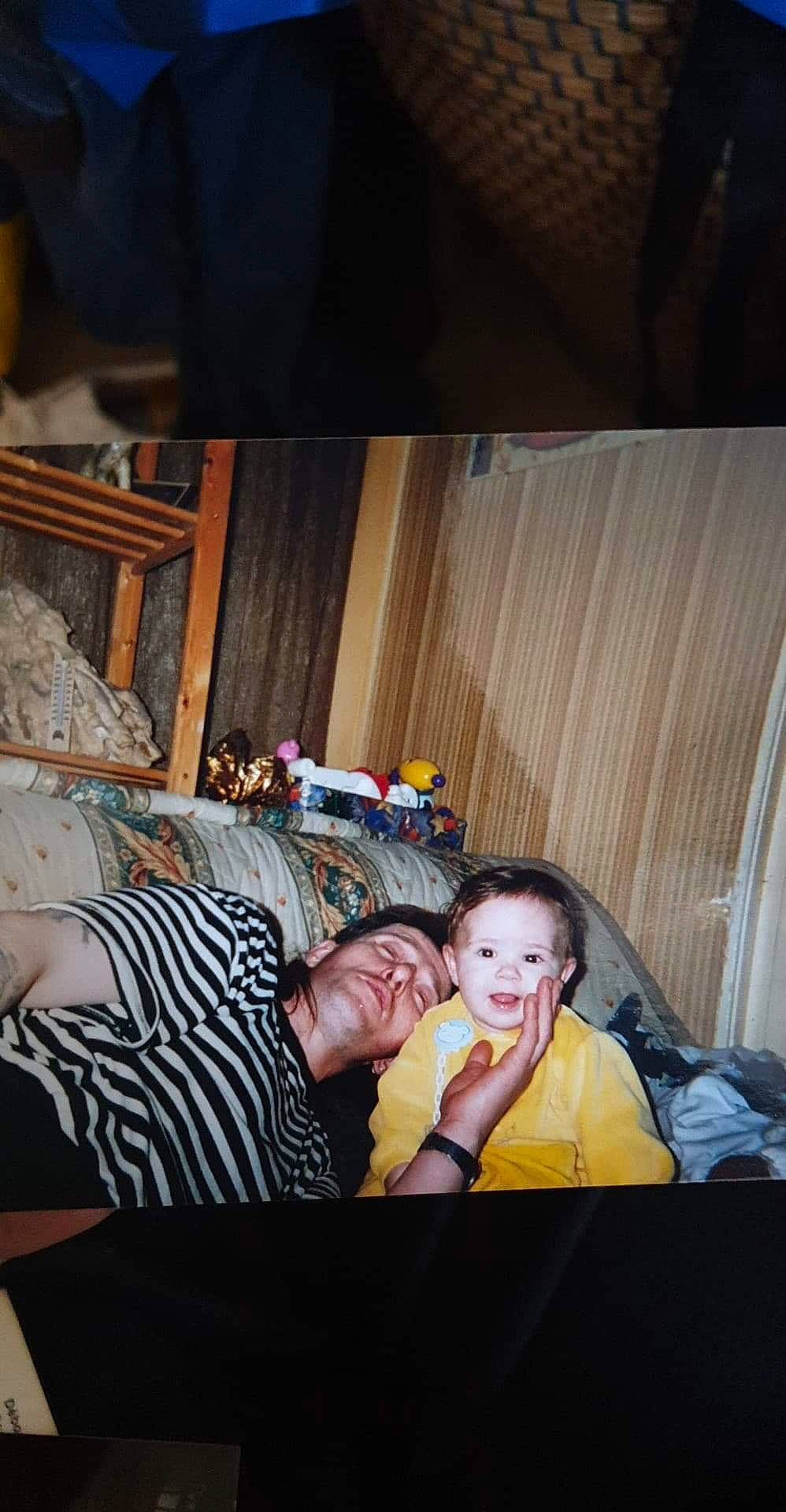 Didine a rejoint le concours — aidez-le/la à gagner de superbes lots ! comfort, couch, eye, interior_design, mouth, nose, person, tongue