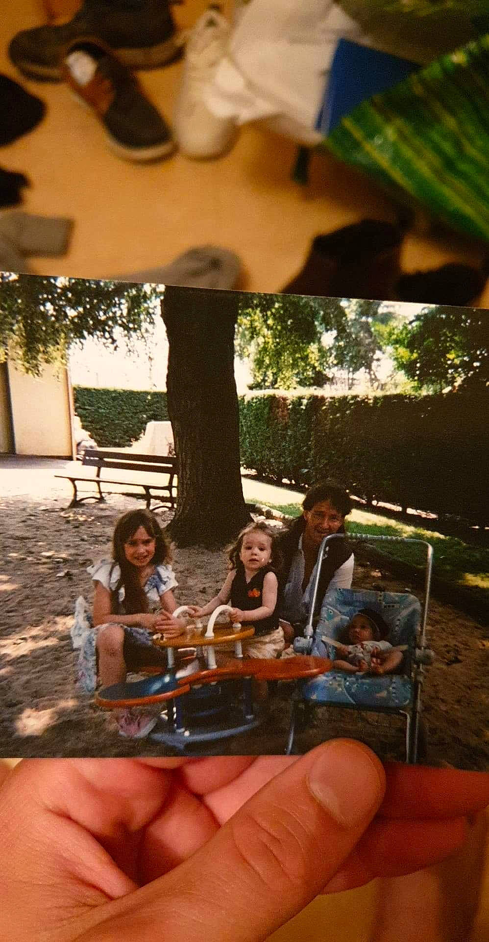 Didine a rejoint le concours — aidez-le/la à gagner de superbes lots ! alcoholic_beverage, distilled_beverage, drink, finger, joy, leisure, nail, outdoor_furniture, outdoor_table, person, photograph, sharing, thumb, under_exposed, wine_glass