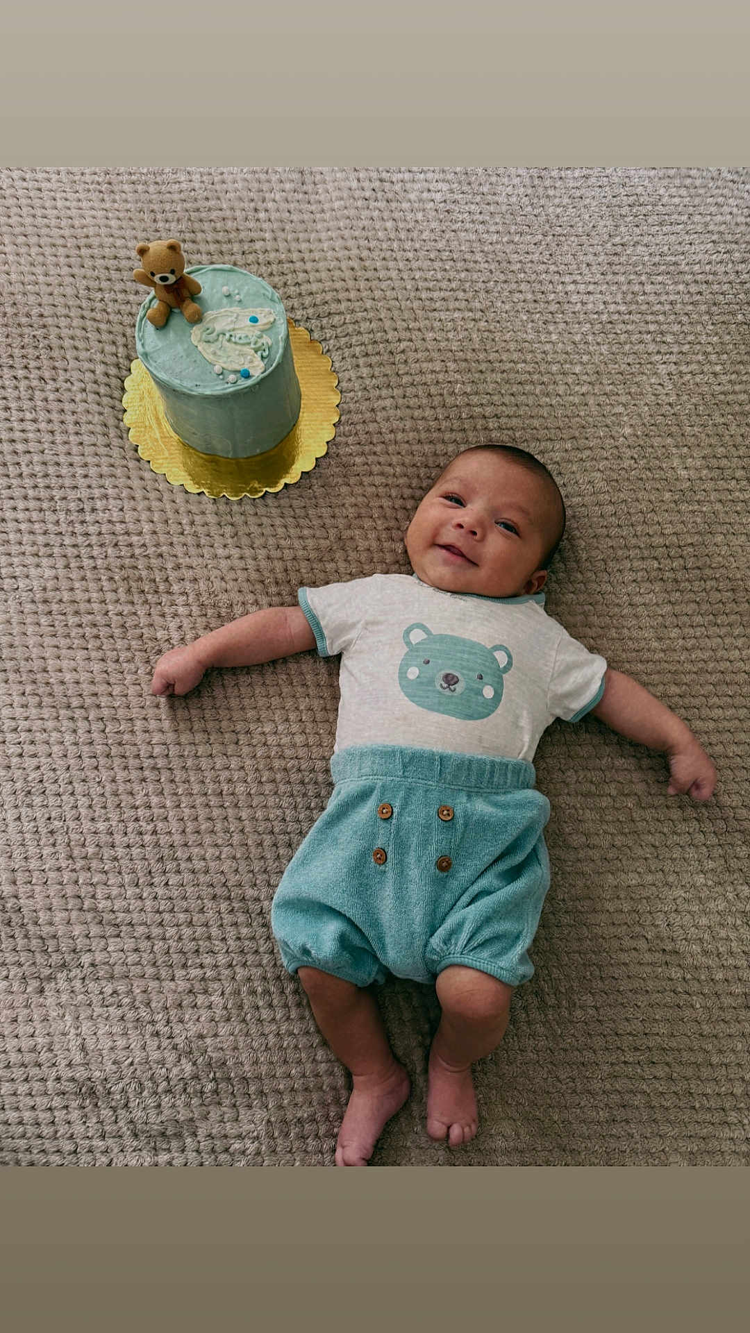 Alessio a rejoint le concours — aidez-le/la à gagner de superbes lots ! baby, infant, smiling, blanket, cake, teddy_bear, blue_clothing, cute, celebration, lying_down, texture, soft_lighting, happy, child, portrait, small_object, food, decor, person, indoors