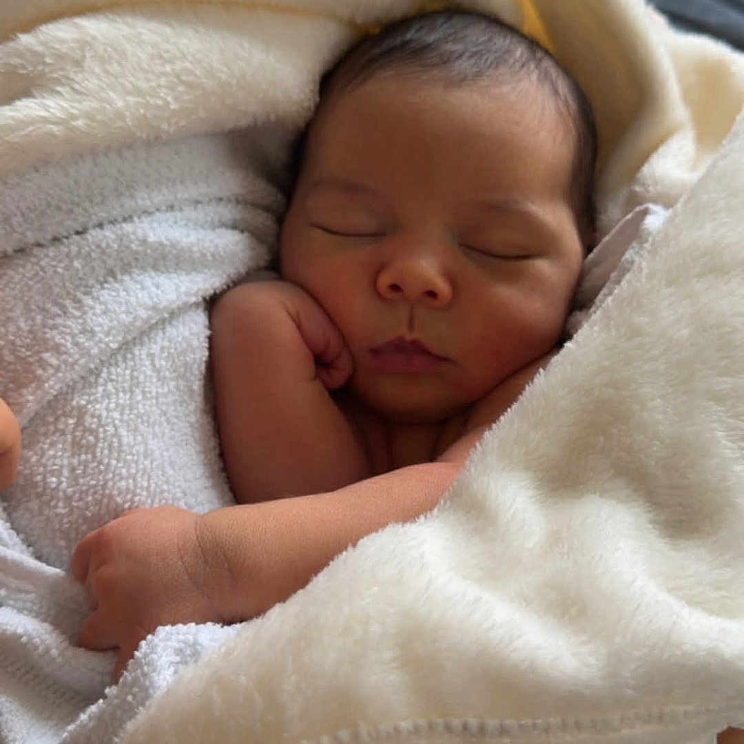 Iline a rejoint le concours — aidez-le/la à gagner de superbes lots ! arms, baby, blanket, child, closeup, comfort, cute, indoor, infant, newborn, peaceful, person, portrait, resting, skin, sleeping, soft, tender, warmth, wrapped
