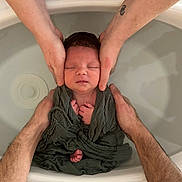Roméo a rejoint le concours — aidez-le/la à gagner de superbes lots ! newborn, baby, infant, bathtub, water, hands, wrapping_cloth, sleeping, care, parental_support, skin, peaceful, tenderness, human, bath, closeup, relaxation, family, comfort, portrait