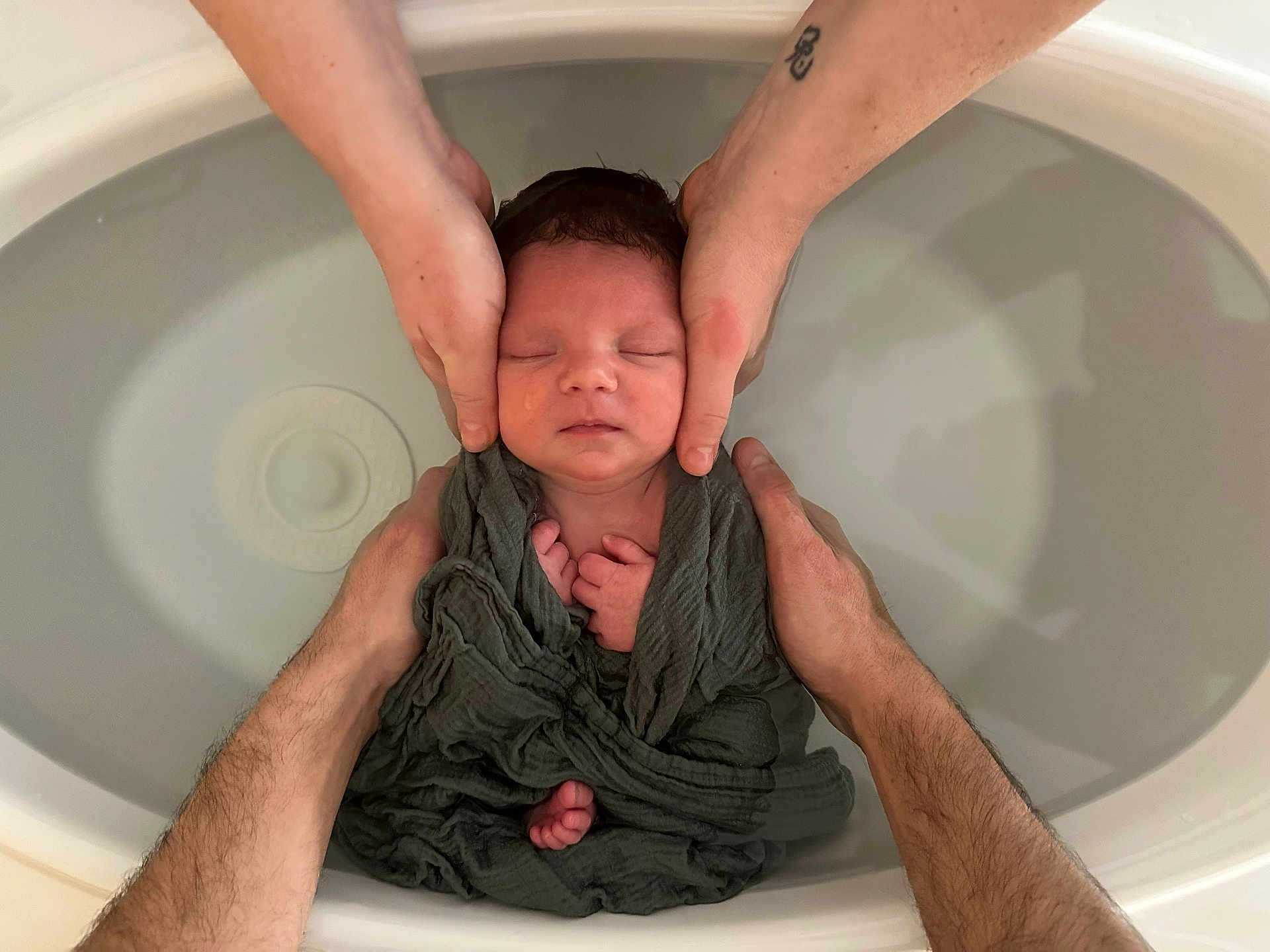 Roméo a rejoint le concours — aidez-le/la à gagner de superbes lots ! newborn, baby, infant, bathtub, water, hands, wrapping_cloth, sleeping, care, parental_support, skin, peaceful, tenderness, human, bath, closeup, relaxation, family, comfort, portrait