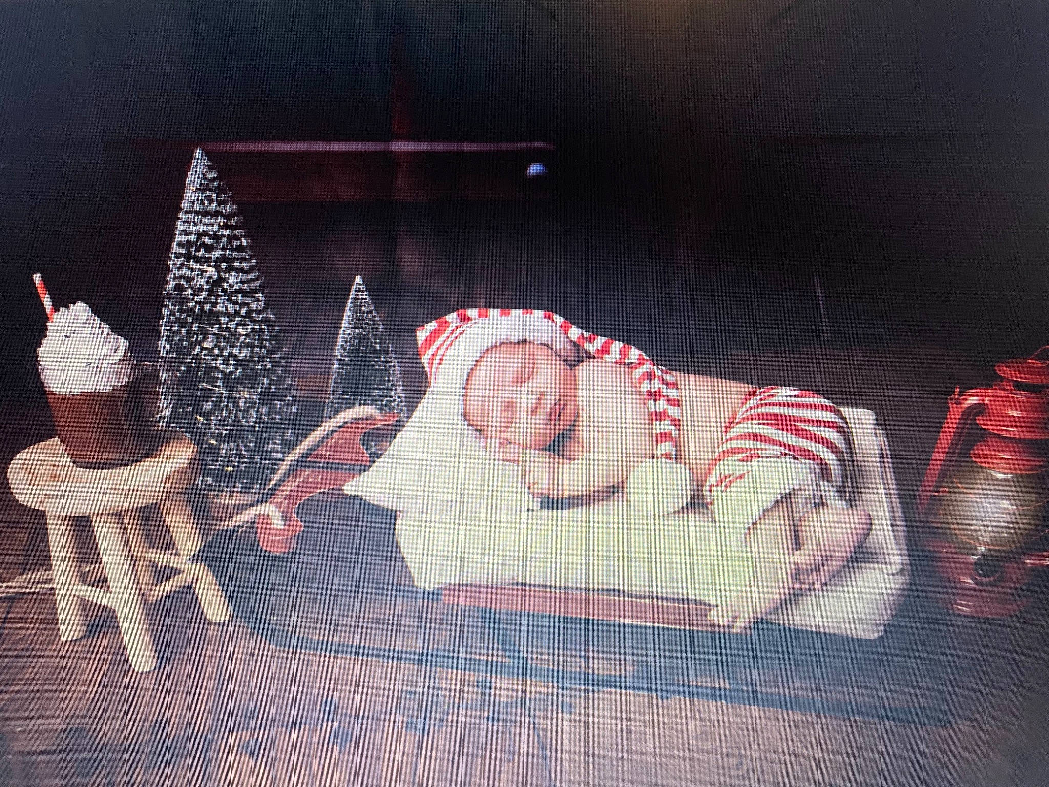Lilyo participe au concours pour gagner de l'argent avec cette photo : baby, christmas_tree, comfort, couch, event, flash_photography, fun, happy, lap, light, lighting, mammal, person, red, sitting, smile, table, tints_and_shades, toddler, tree