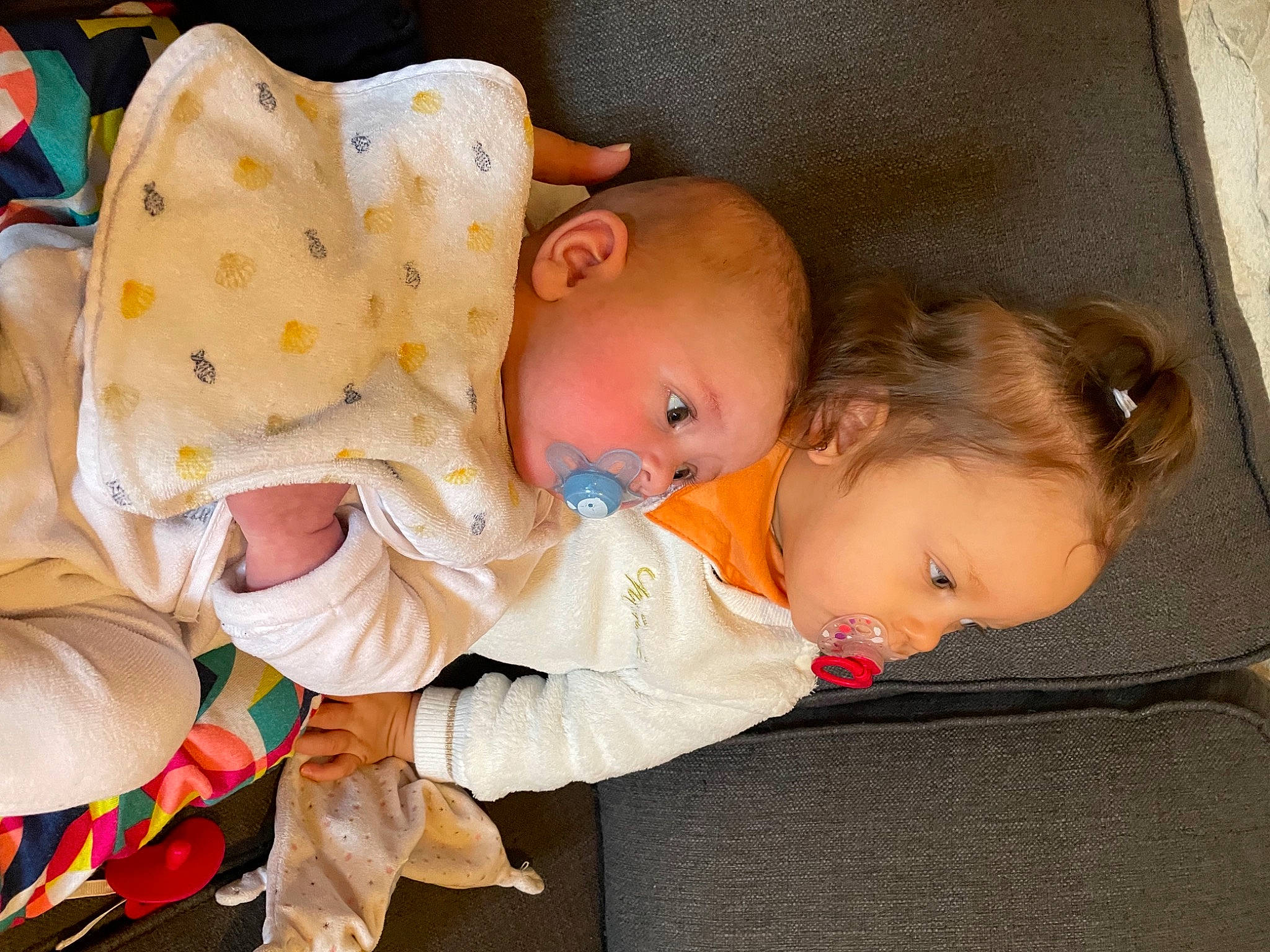 Lilyo a rejoint le concours — aidez-le/la à gagner de superbes lots ! baby, baby_products, baby_toddler_clothing, cheek, child, comfort, eye, facial_expression, flooring, fun, iris, lap, linens, mammal, person, room, sitting, skin, textile, toddler