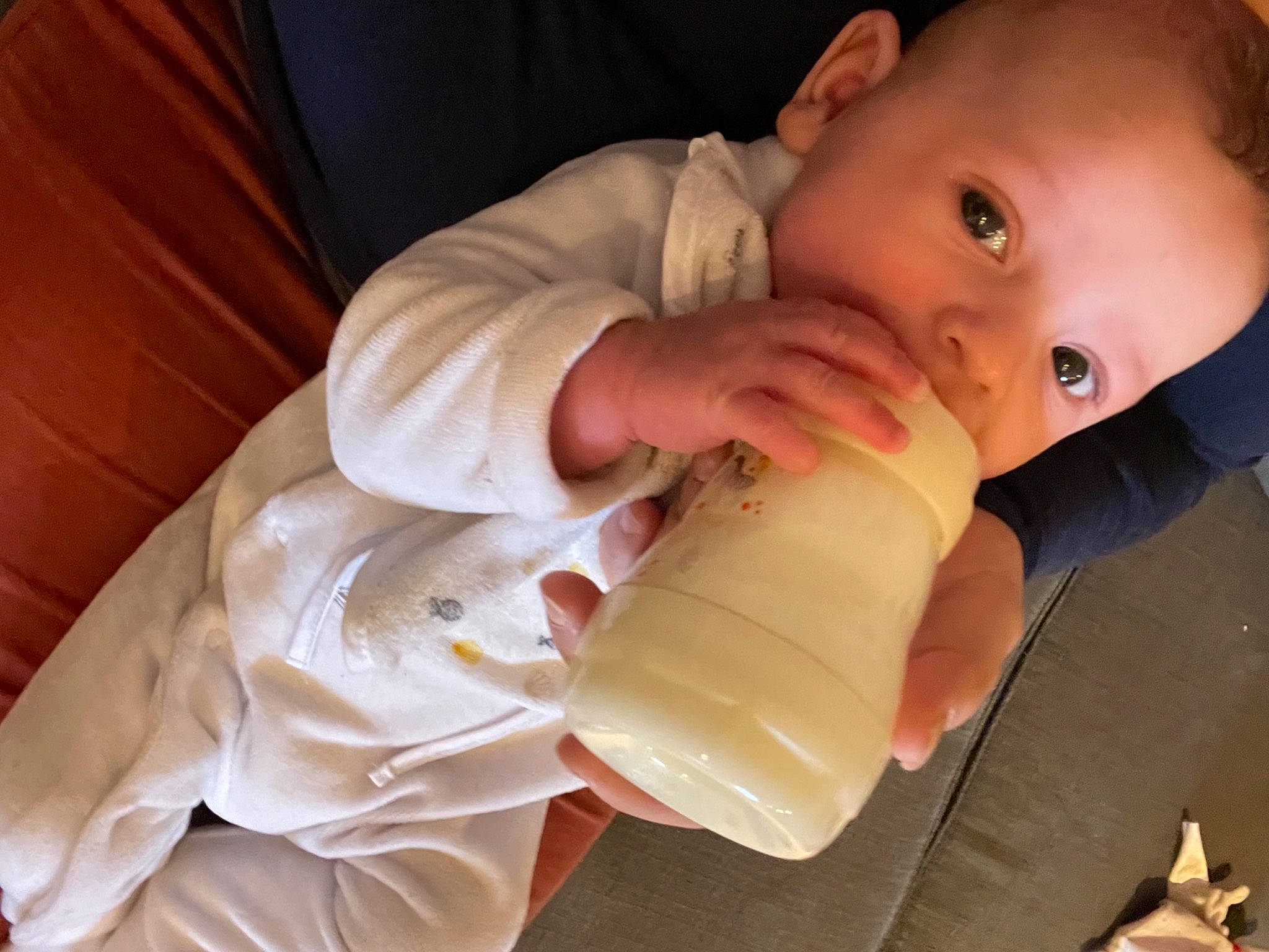 Lilyo participe au concours pour gagner de l'argent avec cette photo : baby, baby_grabbing_for_something, baby_products, baby_toddler_clothing, cheek, child, comfort, drinkware, finger, gesture, hand, human_body, nail, neck, person, plant_milk, skin, sleeve, thumb, toddler