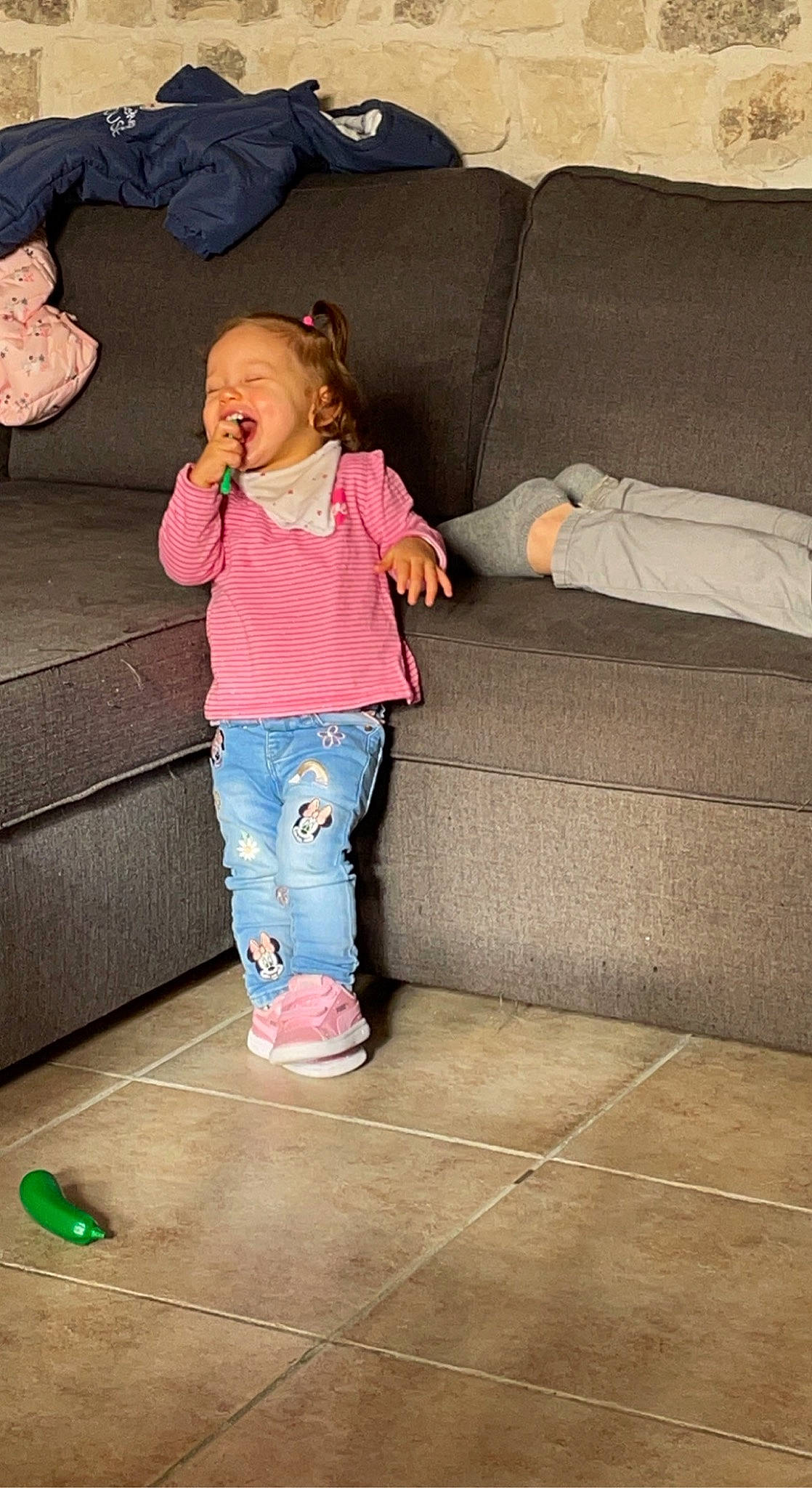 Lya participe au concours pour gagner de l'argent avec cette photo : child, comfort, couch, denim, floor, flooring, foot, fun, gesture, happy, human_leg, jeans, joint, knee, leisure, person, pink, thigh, toddler, tree