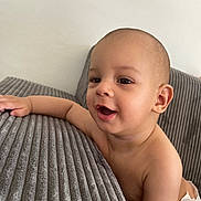 Ayoub a rejoint le concours — aidez-le/la à gagner de superbes lots ! baby, infant, child, diaper, couch, furniture, face, skin, arm, hand, expression, happy, indoors, portrait, young, cute, smile, seated, texture, soft