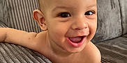 Ayoub a rejoint le concours — aidez-le/la à gagner de superbes lots ! baby, bare_chest, child, couch, cute, eyes, face, foot, furniture, hand, happy, indoor, infant, mouth, natural_light, portrait, skin, smiling, texture, young