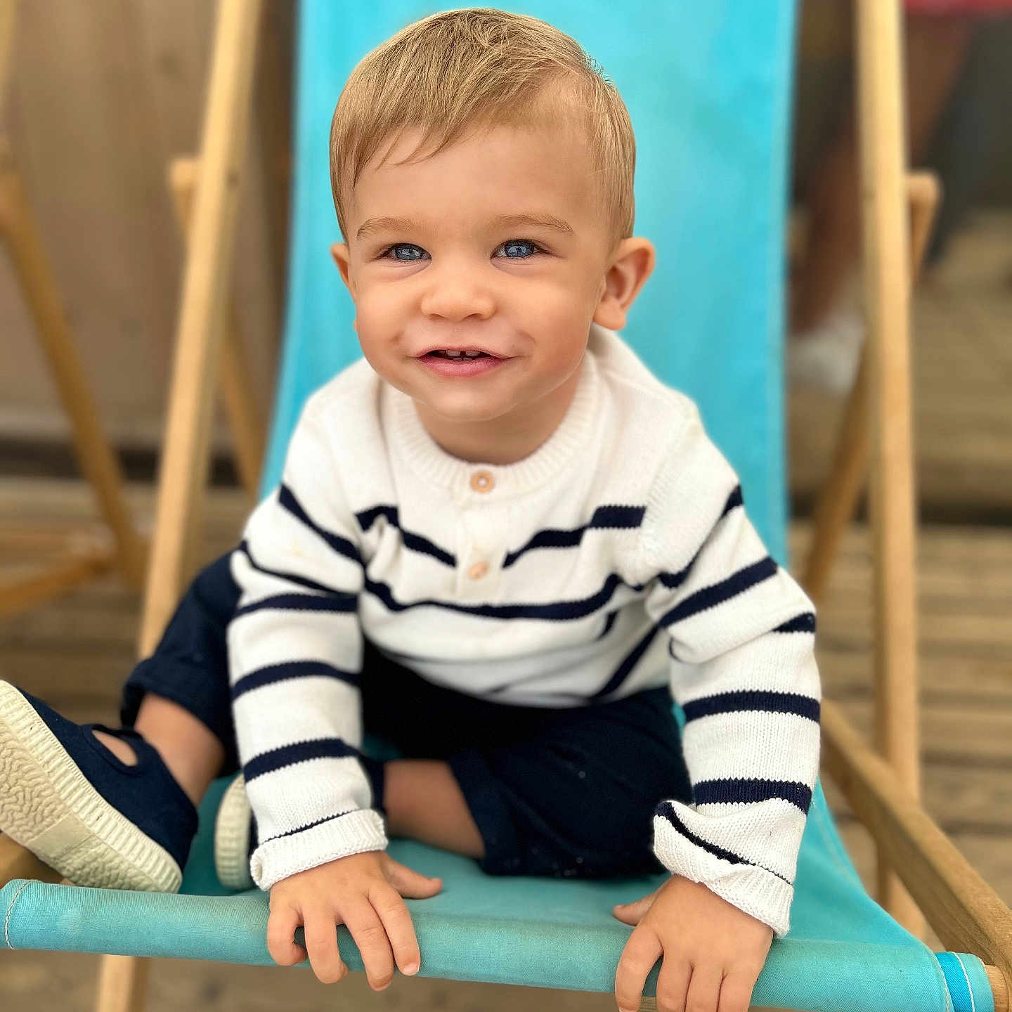 Camille participe au concours pour gagner de l'argent avec cette photo : bodypart, boy, child, clothing, face, finger, footwear, hand, happy, head, male, pants, person, photography, plywood, portrait, shoe, sitting, smile, wood
