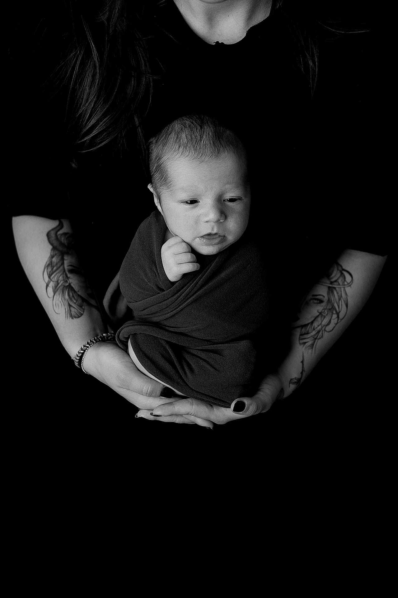 Naël participe au concours pour gagner de l'argent avec cette photo : newborn, baby, swaddled, tattoo, arms, black_and_white, portrait, infant, hands, close_up, studio, monochrome, person, human, cute, soft_light, expression, face, new_life, love
