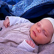 Paul a rejoint le concours — aidez-le/la à gagner de superbes lots ! baby, sleeping, infant, hat, blanket, cozy, clothing, soft, peaceful, cute, face, newborn, child, resting, portrait, closeup, hands, warm, indoors, comfort