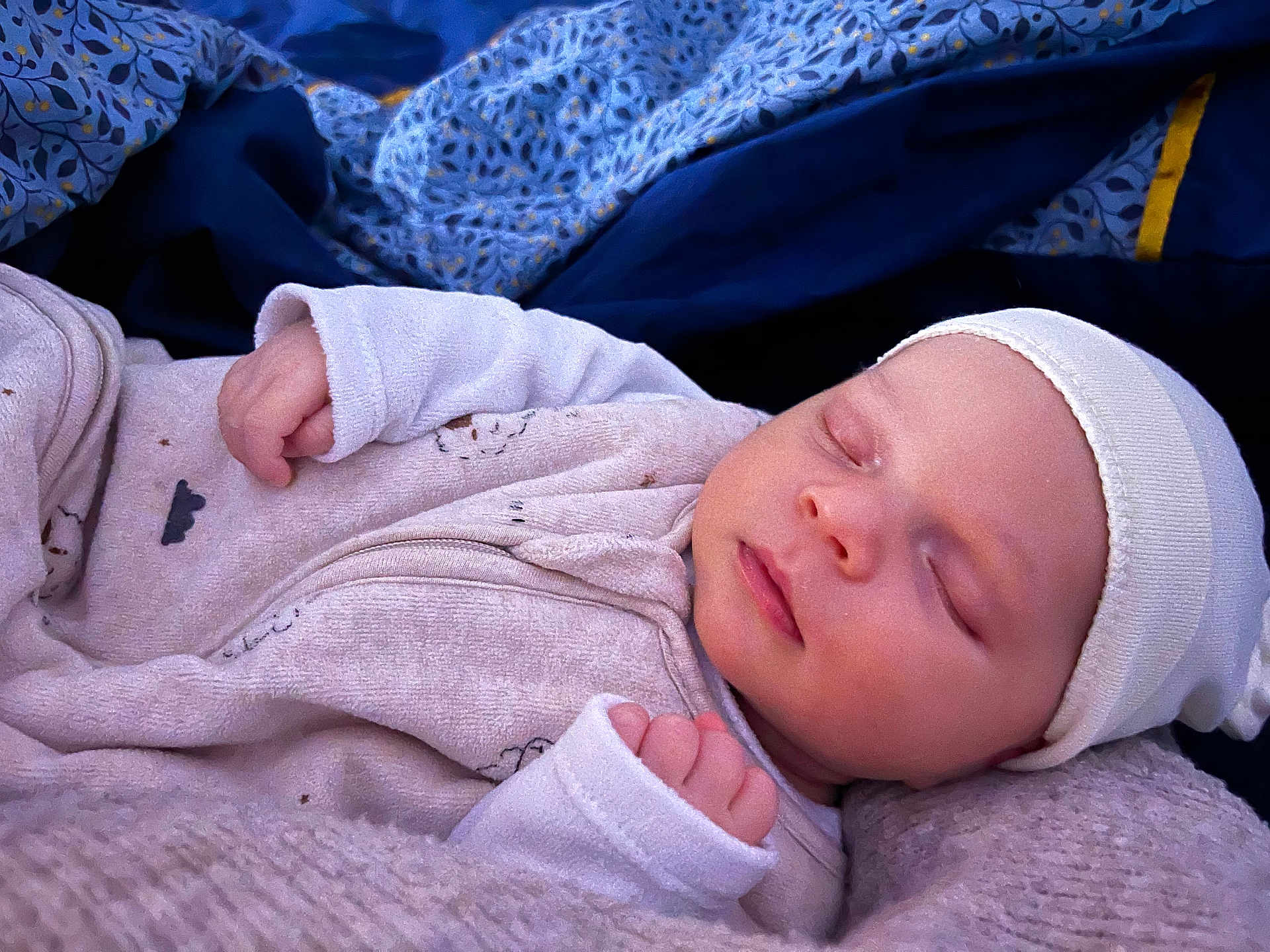 Paul a rejoint le concours — aidez-le/la à gagner de superbes lots ! baby, sleeping, infant, hat, blanket, cozy, clothing, soft, peaceful, cute, face, newborn, child, resting, portrait, closeup, hands, warm, indoors, comfort