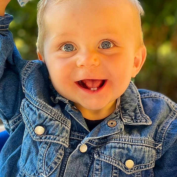 Siméo Delaunay participe au concours pour gagner de l'argent avec cette photo : baby, blue_eyes, child, close_up, clothing, cute, denim_jacket, face, greenery, happy, joyful, outdoor, person, playful, plush, portrait, sitting, smile, toddler, toy
