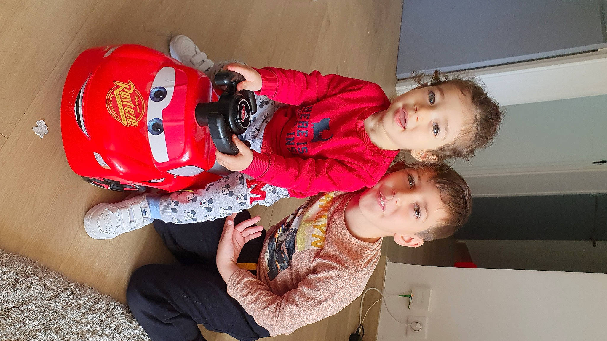 Giuliann a rejoint le concours — aidez-le/la à gagner de superbes lots ! baby, backpack, baseball_cap, carmine, child, event, fun, happy, joint, joy, leg, luggage_and_bags, person, personal_protective_equipment, room, sitting, smile, toddler, tradition, tree