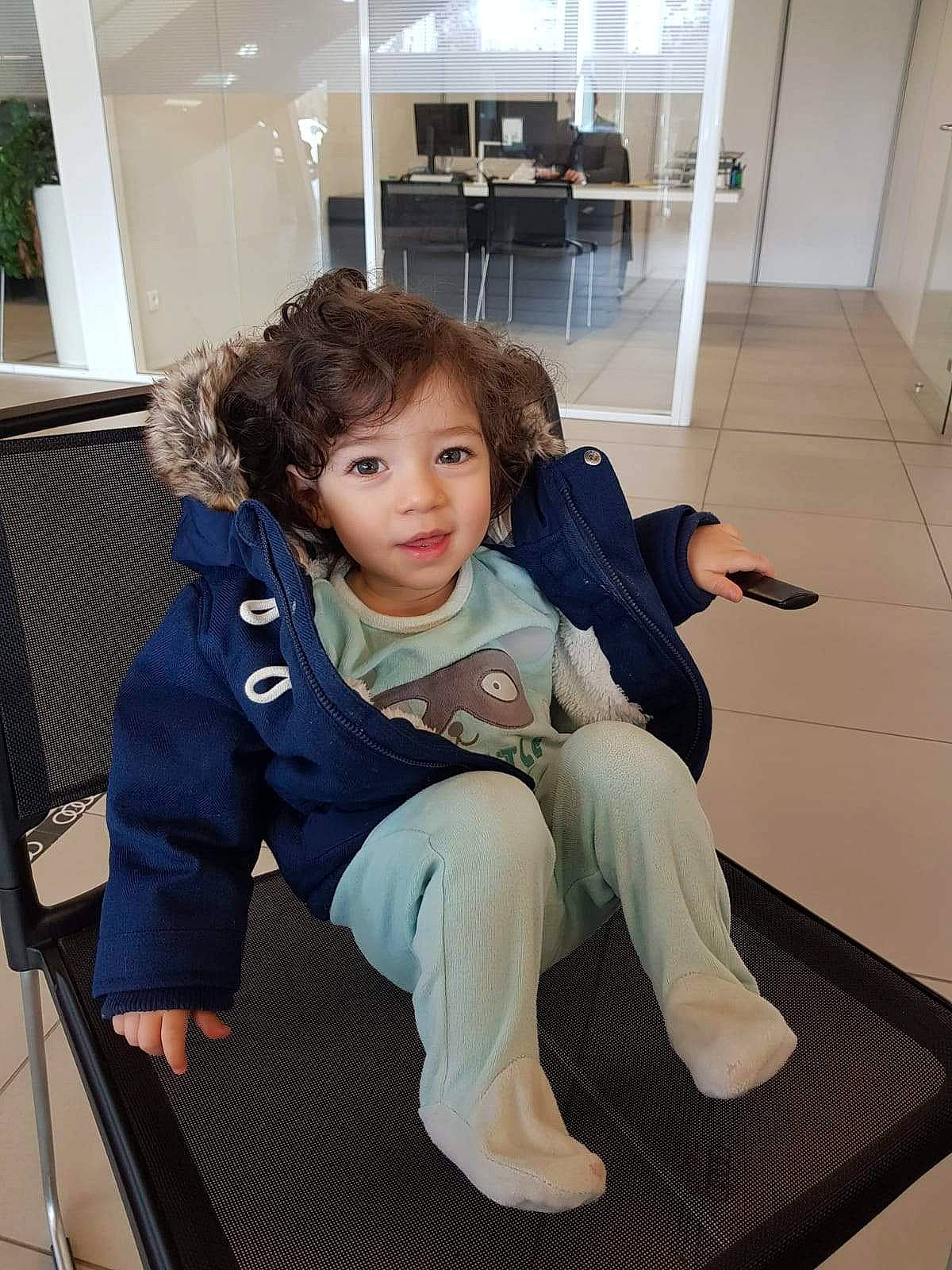 Giuliann participe au concours pour gagner de l'argent avec cette photo : baby_toddler_clothing, chair, child, comfort, face, floor, flooring, foot, human_leg, joint, knee, lap, leg, leisure, person, room, sitting, skin, standing, thigh