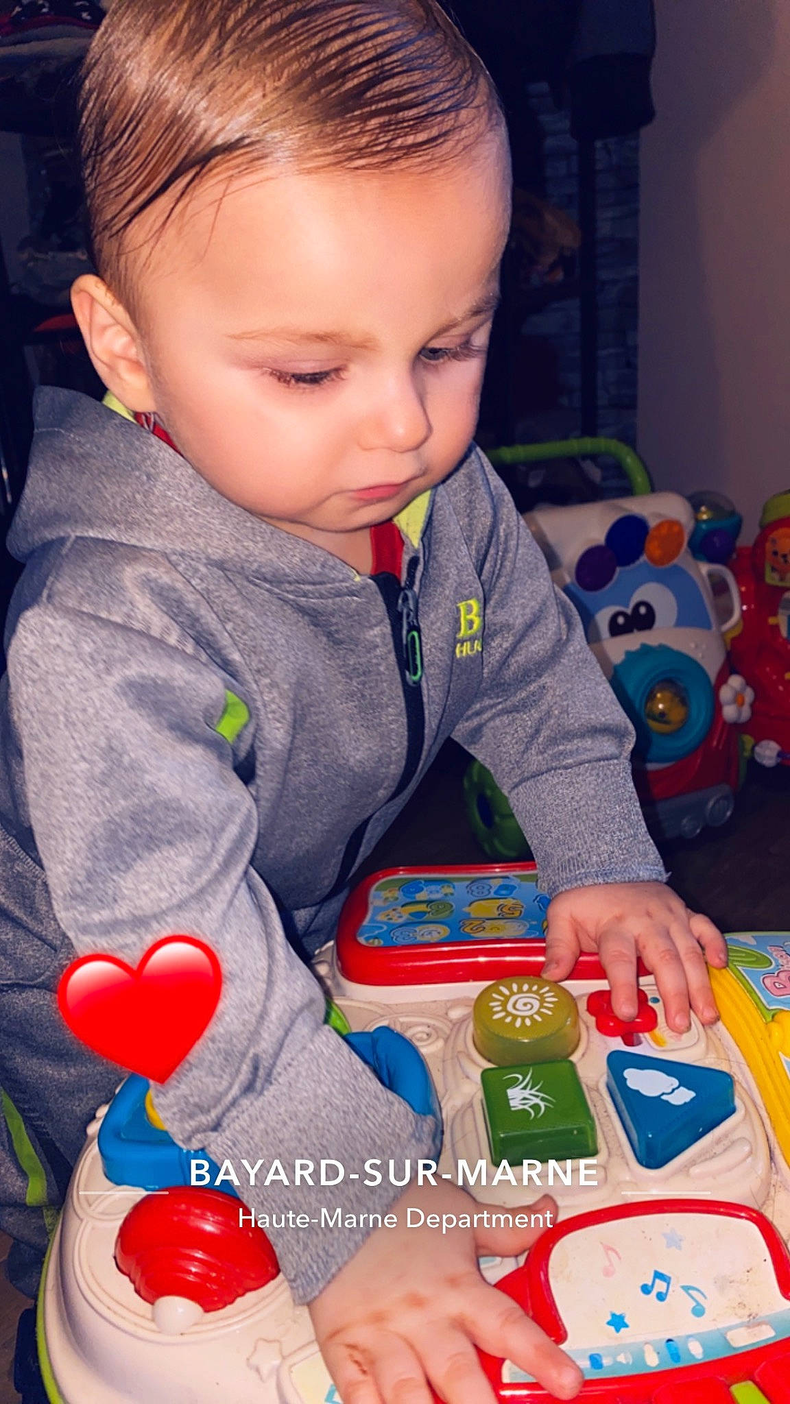 Julian a rejoint le concours — aidez-le/la à gagner de superbes lots ! baby, baby_playing_with_toys, baby_toddler_clothing, baby_toys, balloon, cheek, child, event, fun, happy, holiday, party_supply, person, play, product, red, sharing, sitting, sweetness, toddler