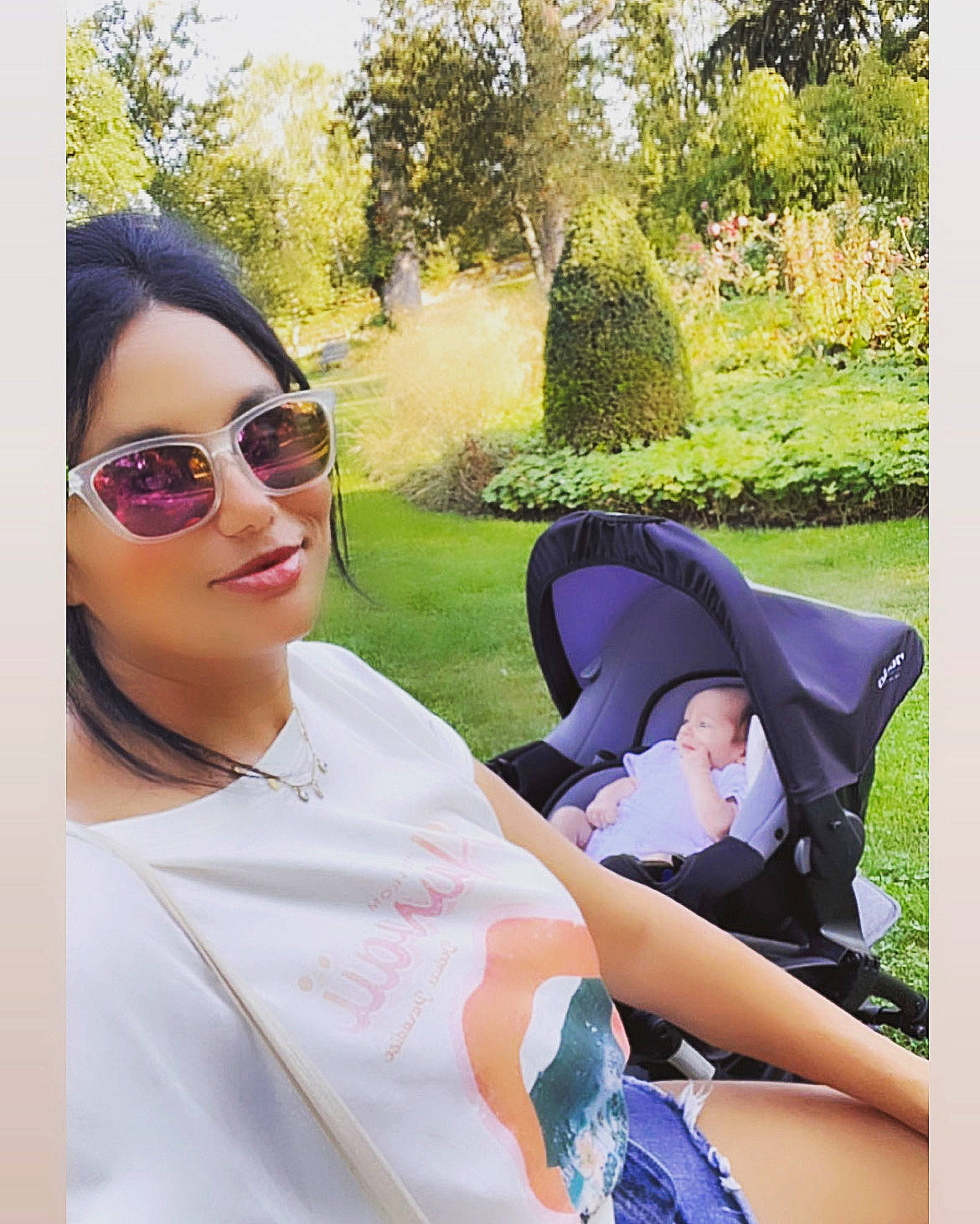 Jade participe au concours pour gagner de l'argent avec cette photo : event, eyewear, fashion_accessory, fun, goggles, grass, happy, joy, lap, leaf, leisure, person, plant, recreation, selfie, sitting, sunglasses, t_shirt, tints_and_shades, toddler