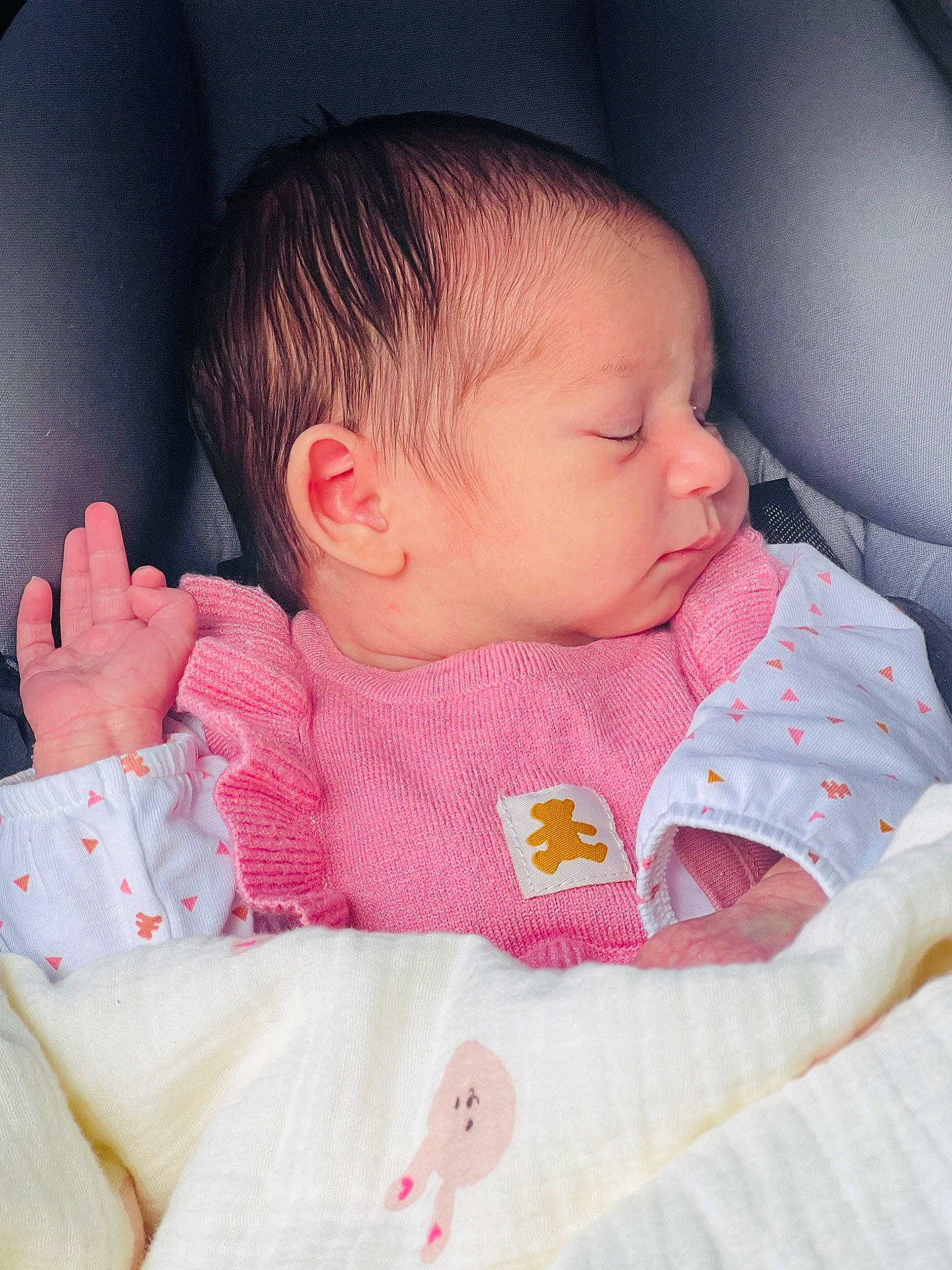 Jade participe au concours pour gagner de l'argent avec cette photo : baby, baby_sleeping, baby_toddler_clothing, cheek, chin, comfort, ear, eye, eyebrow, facial_expression, hand, human_body, lip, mammal, mouth, nose, person, product, skin, sleeve