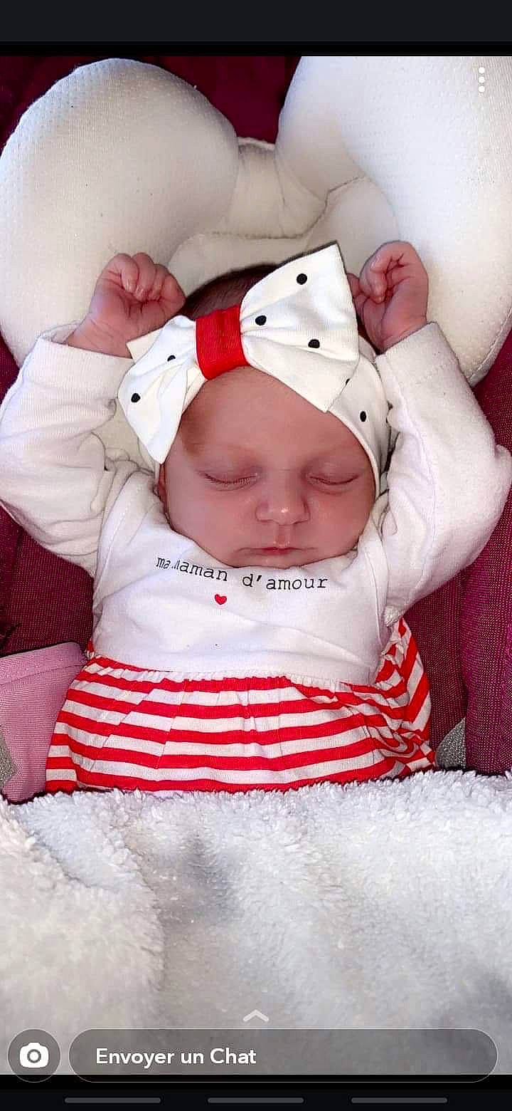 Myllia a rejoint le concours — aidez-le/la à gagner de superbes lots ! baby, baby_products, cheek, child, head, headwear, linens, mouth, person, pink, product, red, toddler