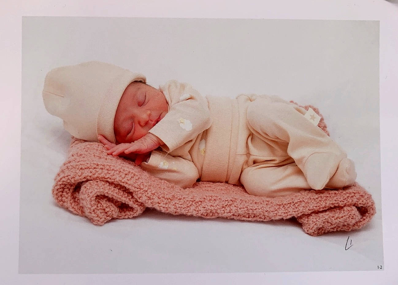 Elvana a rejoint le concours — aidez-le/la à gagner de superbes lots ! art, baby, baby_products, baby_sleeping, baby_toddler_clothing, child, collar, comfort, fashion_accessory, flooring, fur, headwear, knit_cap, linens, magenta, pattern, person, portrait_photography, rectangle, sitting