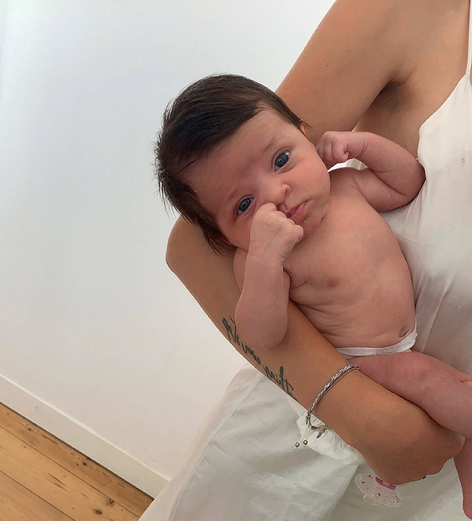 Elvana a rejoint le concours — aidez-le/la à gagner de superbes lots ! abdomen, baby, cheek, chest, comfort, elbow, finger, flash_photography, gesture, hair, happy, human_body, joint, neck, person, shoulder, skin, stomach, thigh, toddler